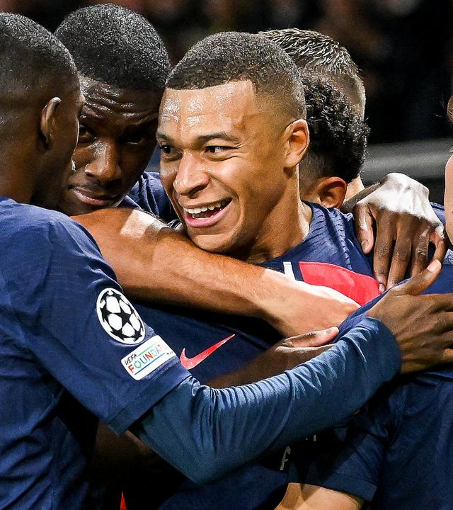 Kylian MBAPPE von PSG feiert sein Tor mit seinen Mannschaftskameraden. 
