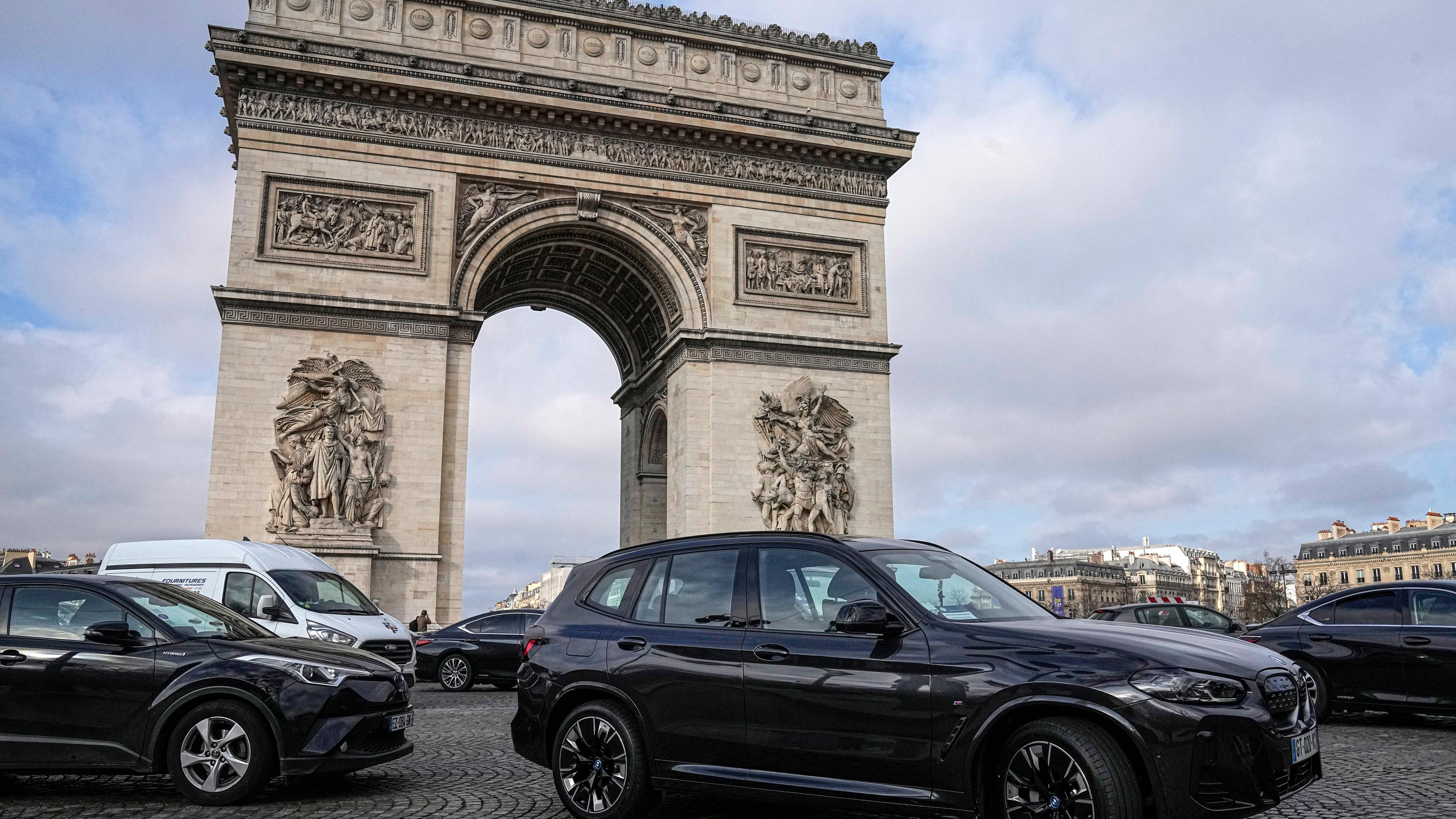 Ein Blick auf einen SUV-Wagen, der am 31. 01. 2024, in Paris auf der Champs-Élysées-Allee in der Nähe des Arc de Triomphe fährt. 