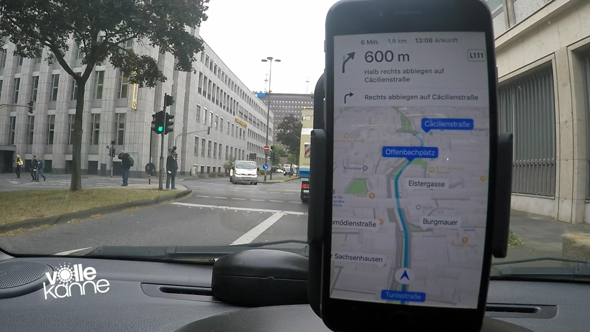 Smartphone am Armaturenbrett