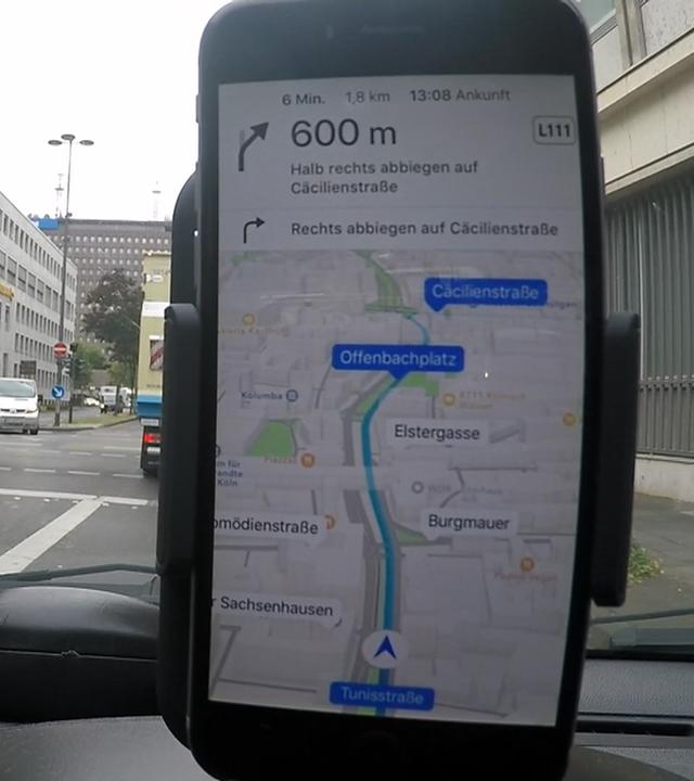 Smartphone am Armaturenbrett