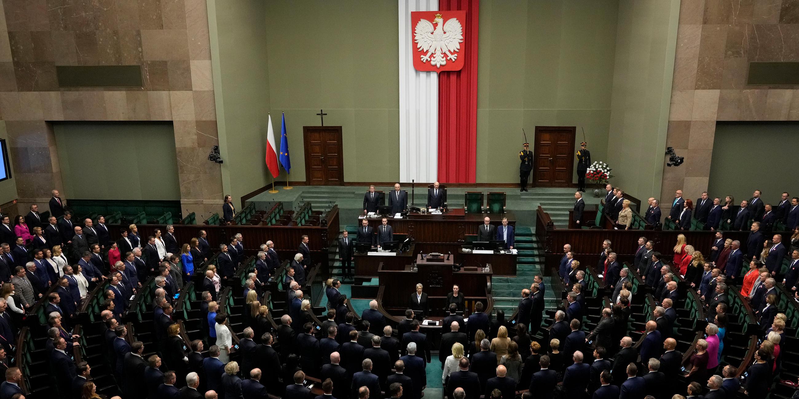 Neu gewählte Mitglieder des polnischen Parlaments nehmen am 13.11.2023 an der ersten Sitzung des Unterhauses (Sejm) teil.