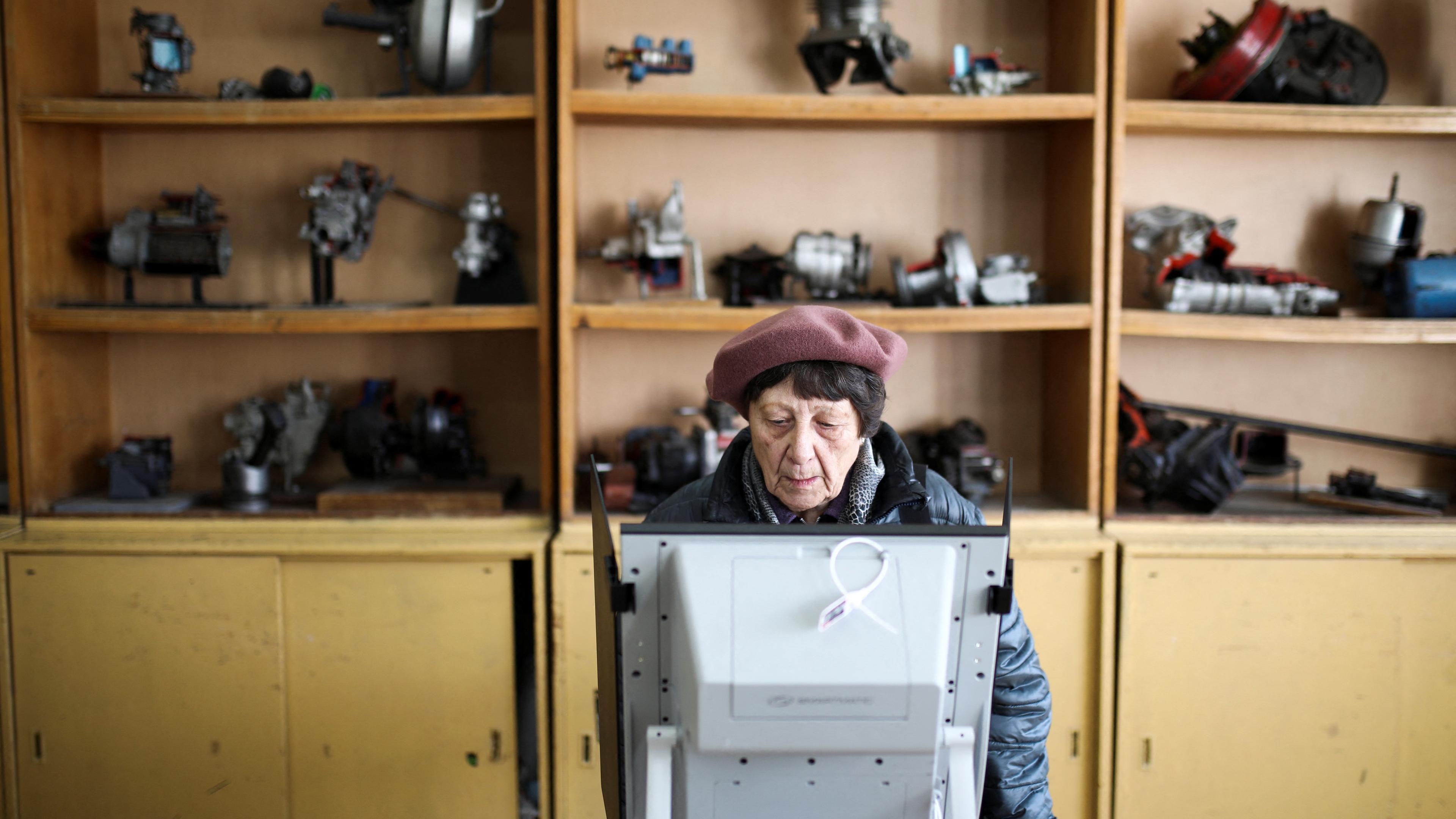 Frau wählt in Sofia, Bulgarien.