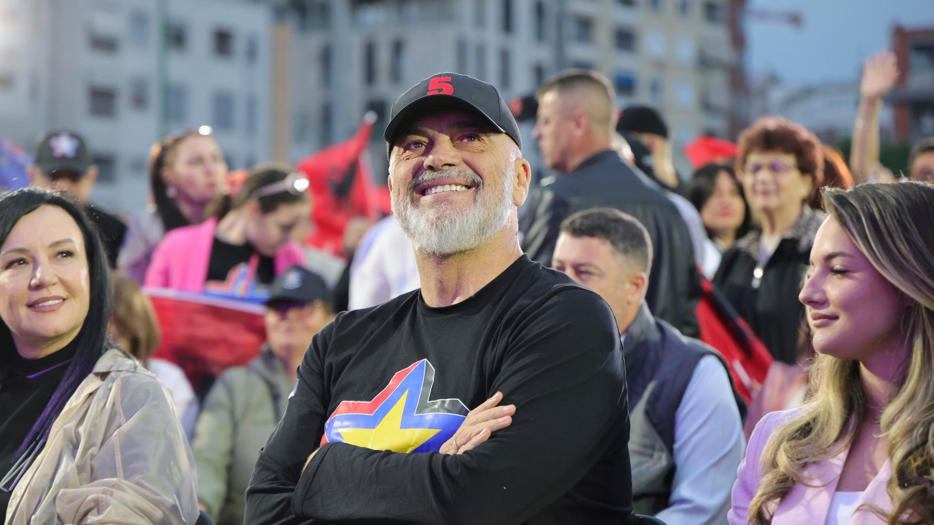  Albaniens Ministerpräsident Edi Rama (M) lächelt während seiner Hauptwahlkampfveranstaltung.