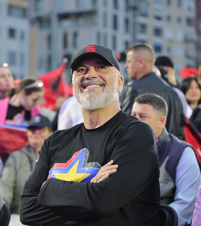  Albaniens Ministerpräsident Edi Rama (M) lächelt während seiner Hauptwahlkampfveranstaltung.