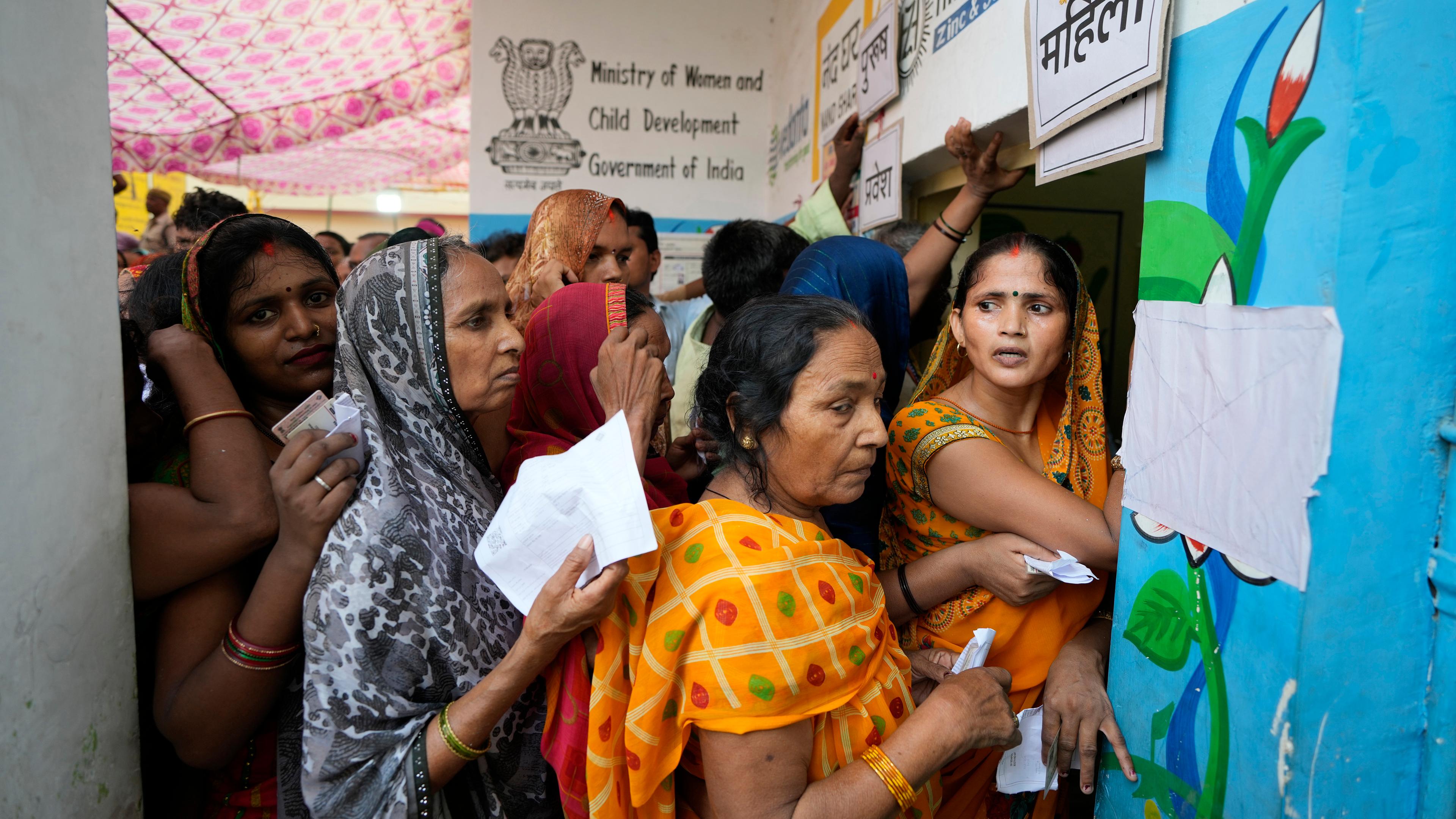 Indien, Varanasi: Frauen stehen Schlange vor einem Wahllokal in Varanasi, um ihre Stimme während der letzten Runde der sechswöchigen nationalen Parlamentswahl abzugeben.