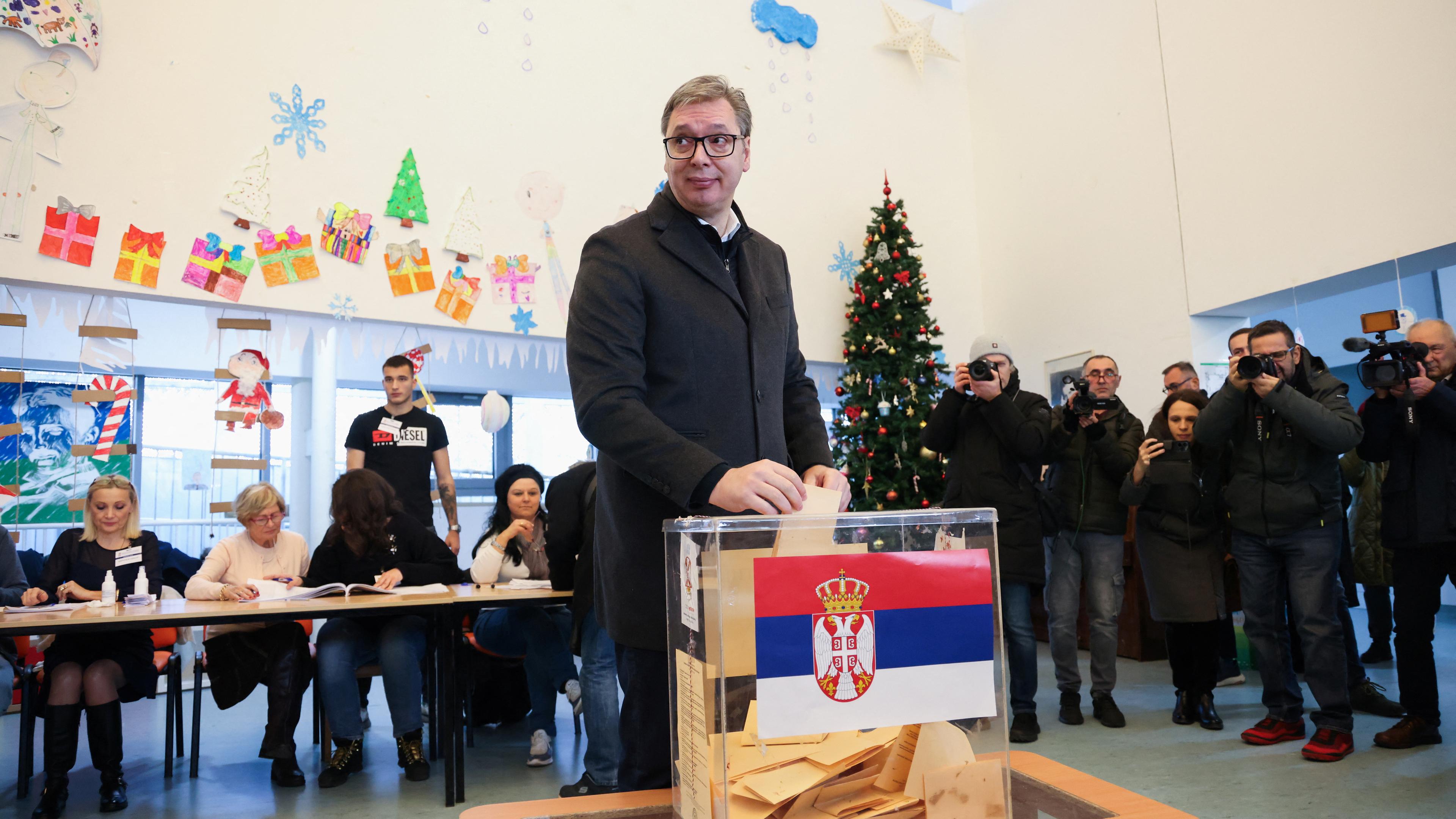Serbiens Präsident Vucic an der Wahlurne.