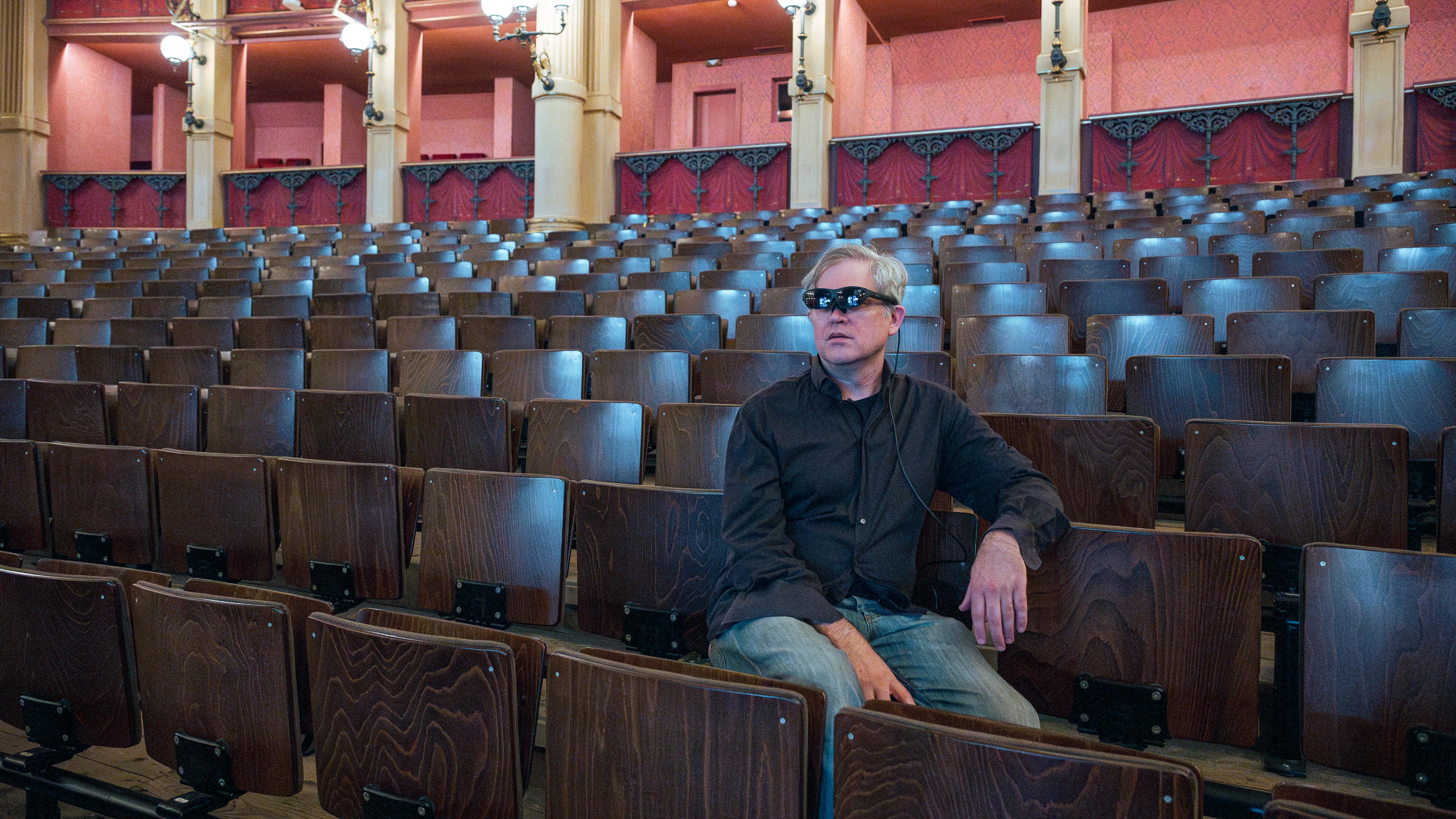 "Parsifal"-Regisseur Jay Scheib mit AR-Brille im Saal der Bayreuther Festspiele
