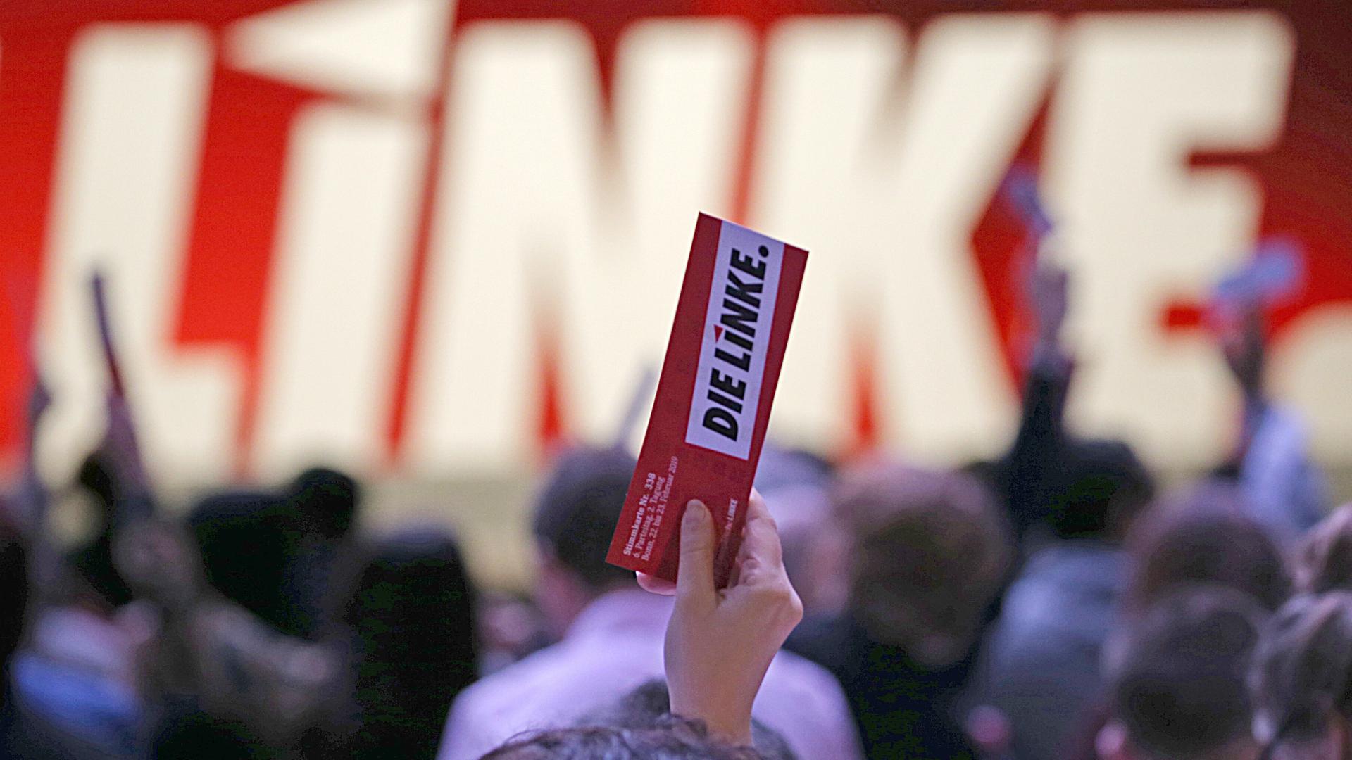 Abstimmungskarte wird hochgehalten auf dem Bundesparteitag DIE LINKE in Bonn