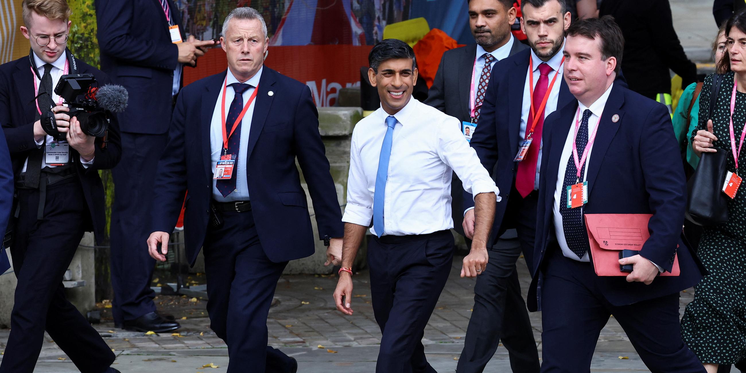 Premierminister Rishi Sunak auf dem Weg zur Jahreskonferenz der Konservativen Partei in Manchester