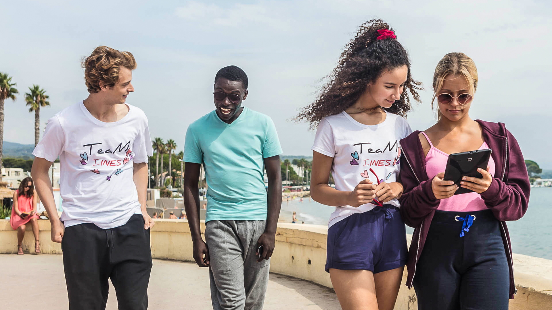 Jeff (links), Isaac, Ines und Lena (rechts) genießen die Meeresluft in Südfrankreich. 