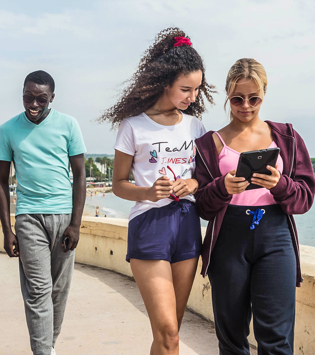 Jeff (links), Isaac, Ines und Lena (rechts) genießen die Meeresluft in Südfrankreich. 