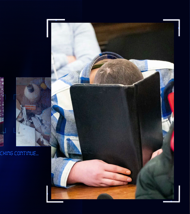 Mann im Gerichtssaal auf Anklagebank verbirgt Gesicht hinter schwarzem Aktenordner. Er trägt einen kariert gemusterten Pullover. Links daneben: Lichtschematische Darstellung eines Fingerabdrucks.