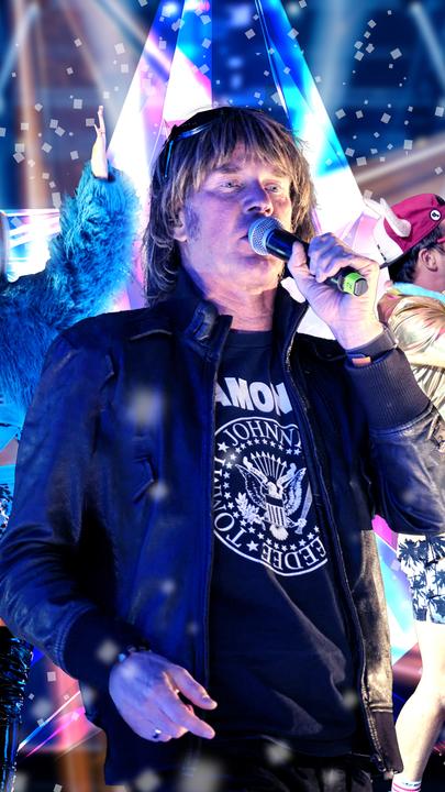 Collage mit einer Sängerin und zwei Sängern: Mickie Krause ist im Vordergrund, hinter ihm an beiden Seiten sind Isi Glück und Lorenz Büffel.