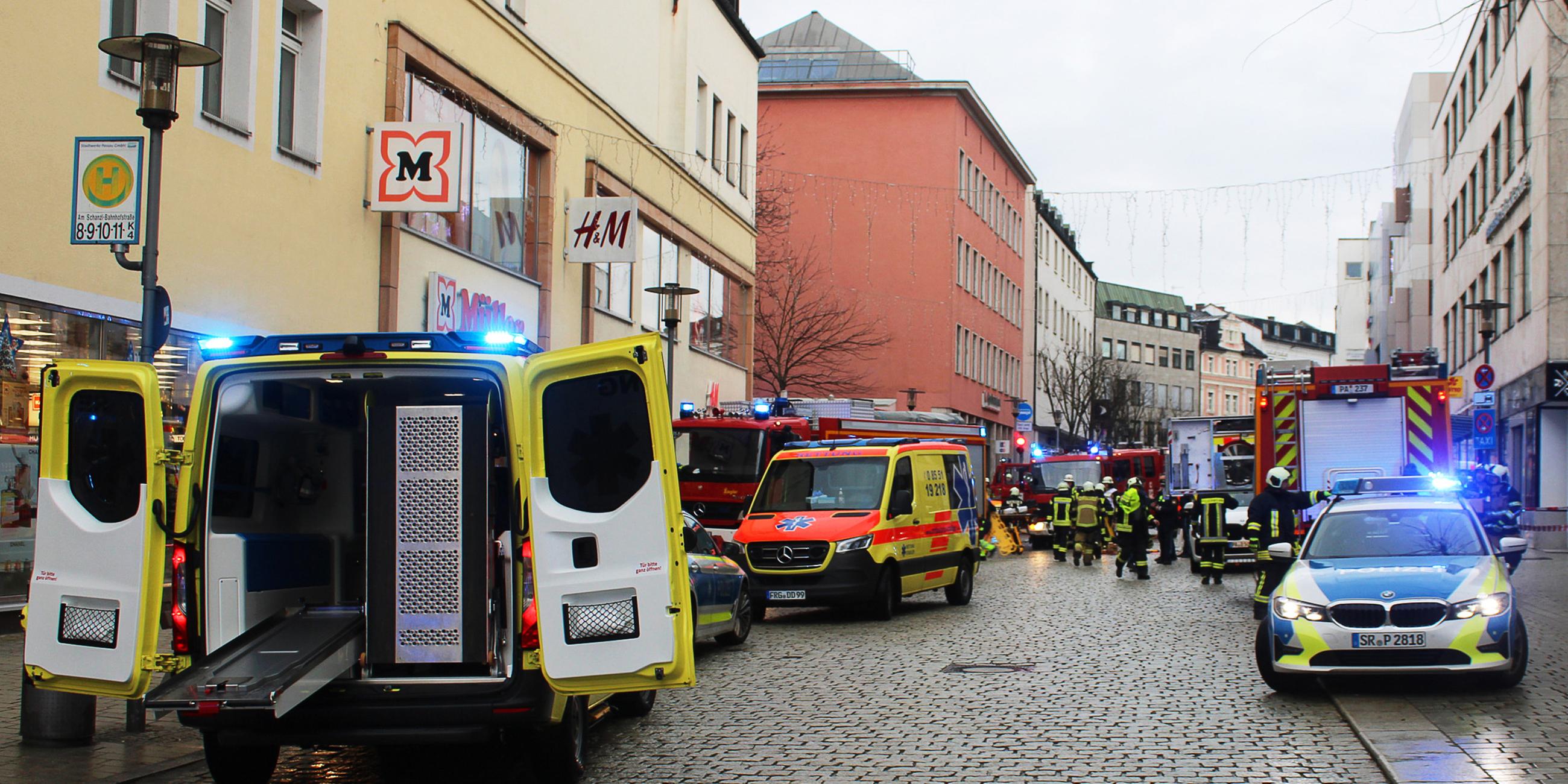 Einsatzkräfte der Feuerwehr in der Passauer Innenstadt