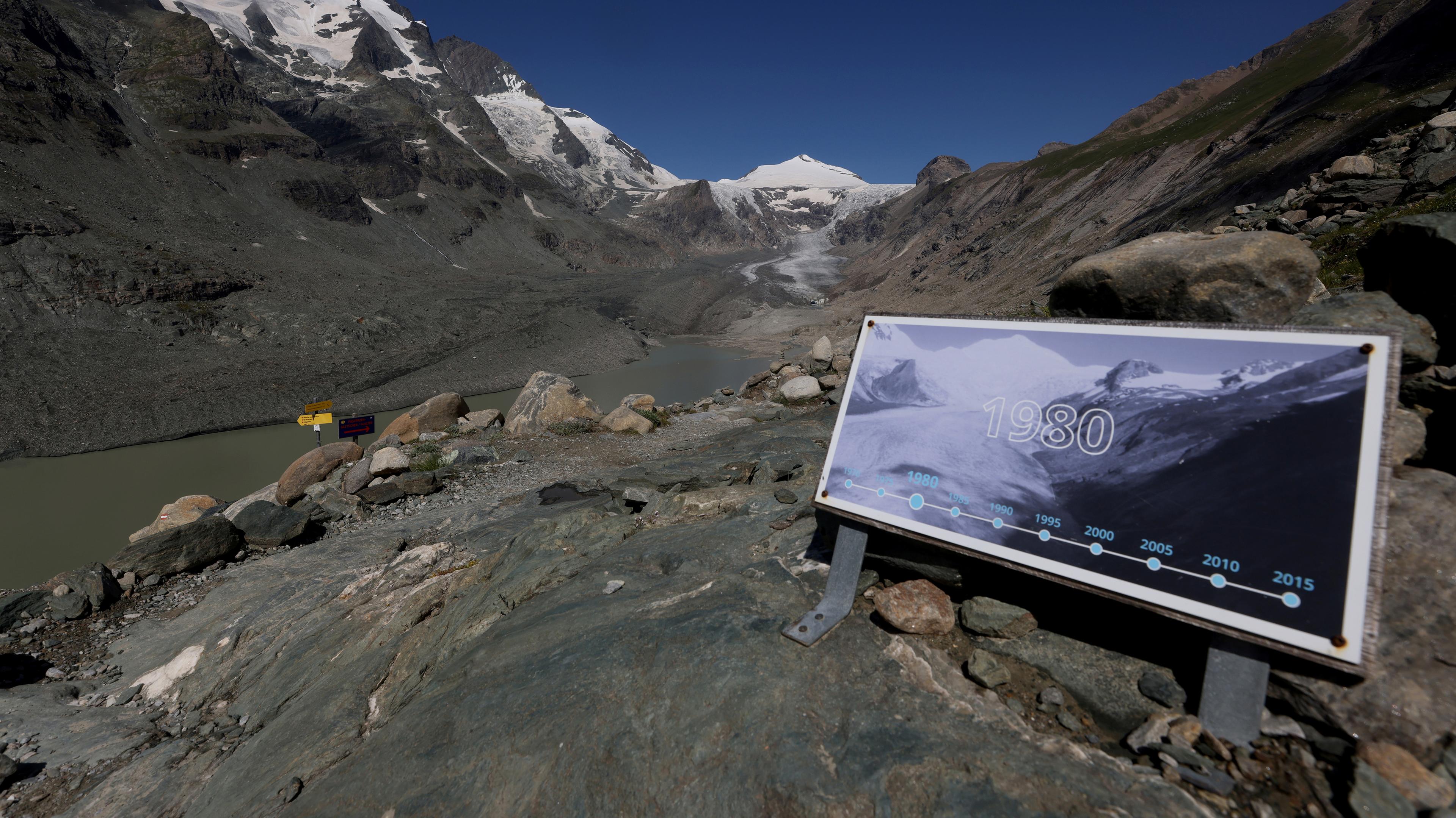 Schild zeigt Gletscherrückgang der Pasterze seit 1980 an