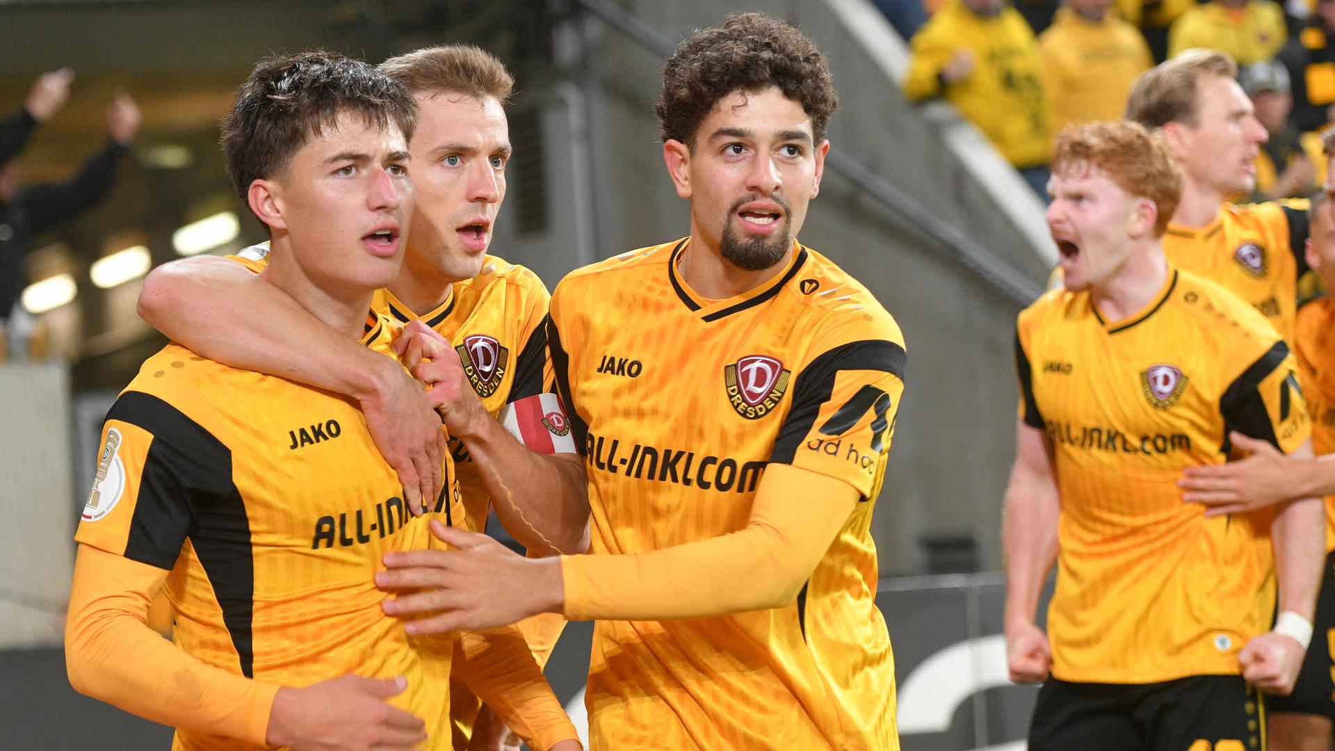  Patrice Covic (l.) jubelt nach seinem Treffer zum 1:0 für Dynamo Dresden. (r.) und Niklas Hauptmann (M.) feiern mit ihm.