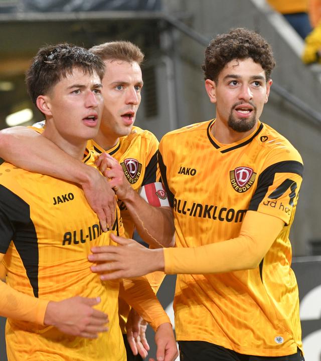  Patrice Covic (l.) jubelt nach seinem Treffer zum 1:0 für Dynamo Dresden. (r.) und Niklas Hauptmann (M.) feiern mit ihm.