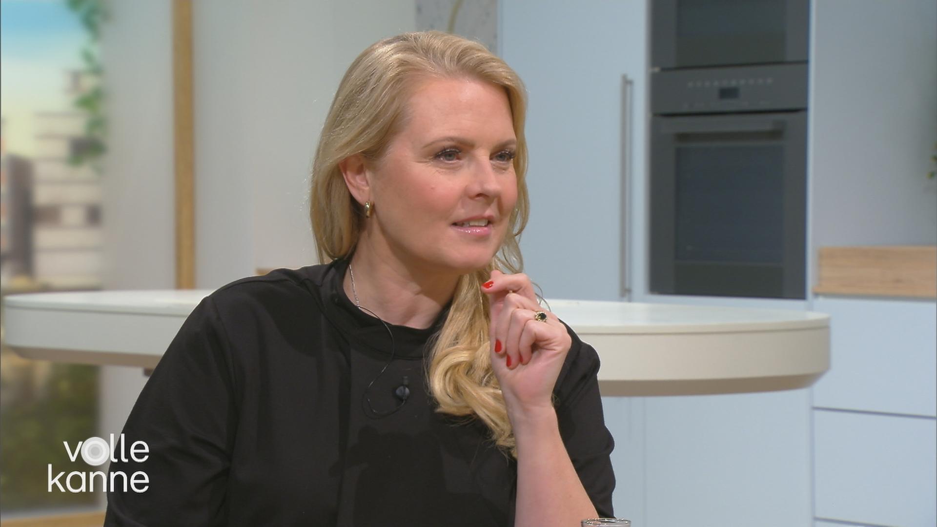 Patricia Kelly am Frühstücktisch von "Volle Kanne"