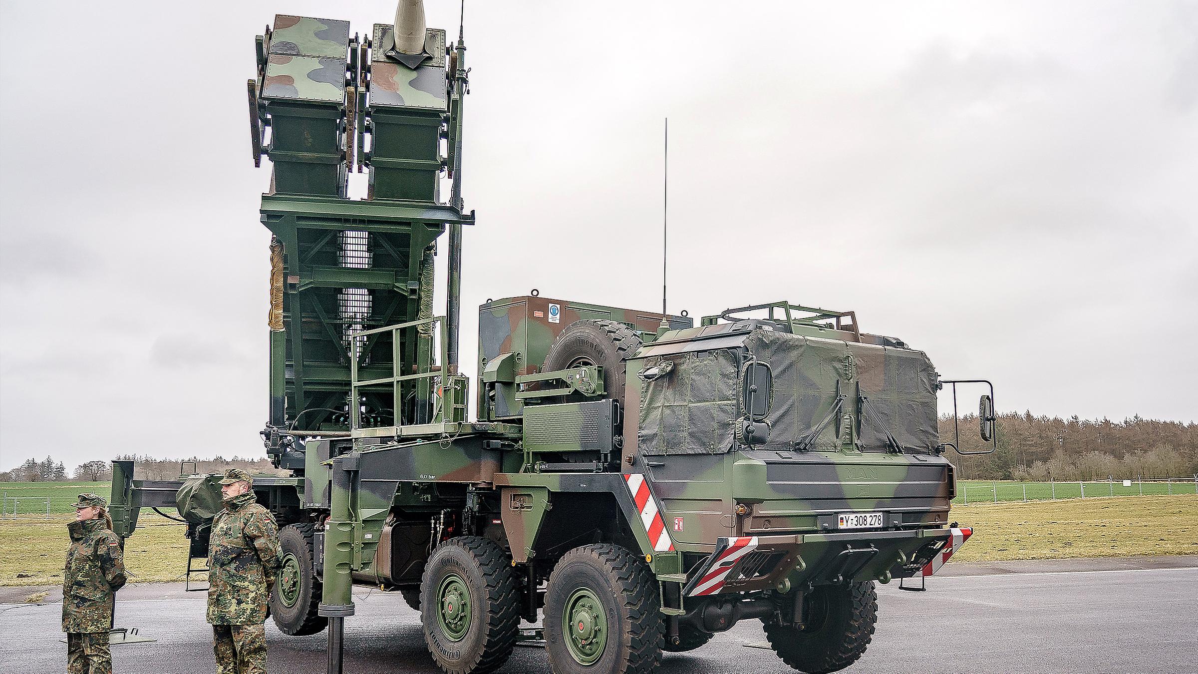Archive: A combat-ready anti-aircraft missile system of the ·Patriot· type of the Bundeswehr's No. 1 anti-aircraft missile squadron is located at the airfield of the military airport in Schwesing. 