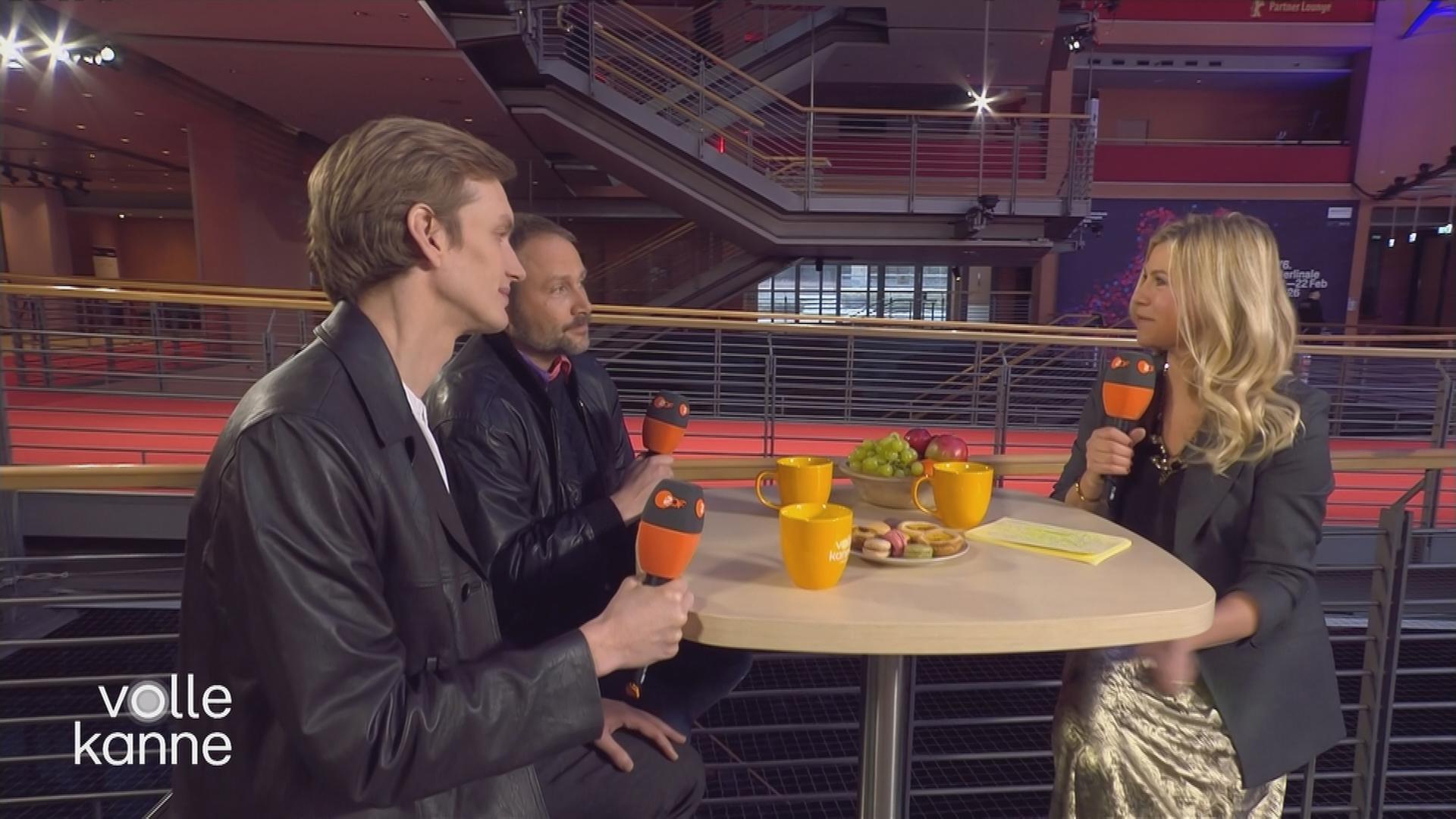 Paul Boche, Max Riemelt und Nadine Krüger sitzen an einem Tisch