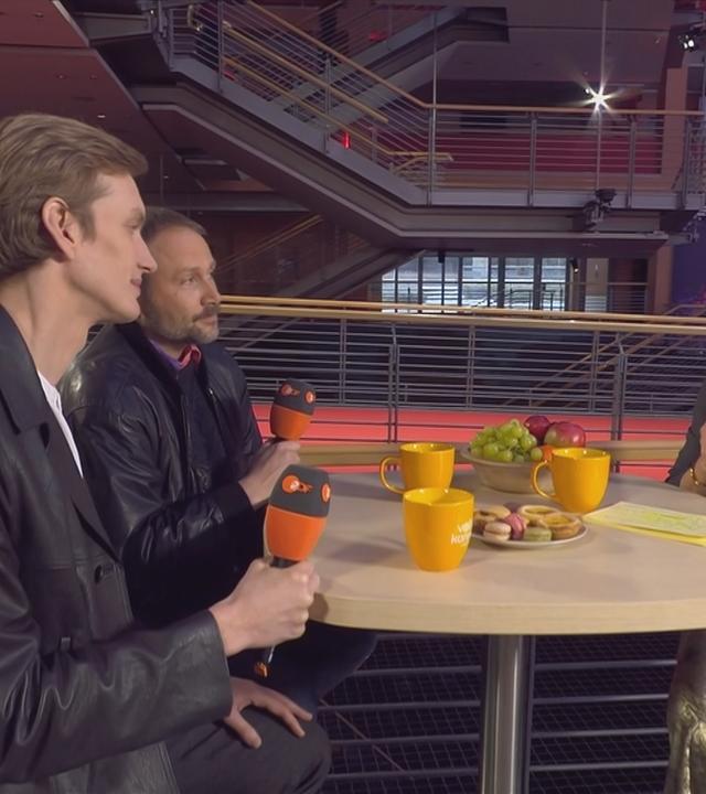 Paul Boche, Max Riemelt und Nadine Krüger sitzen an einem Tisch
