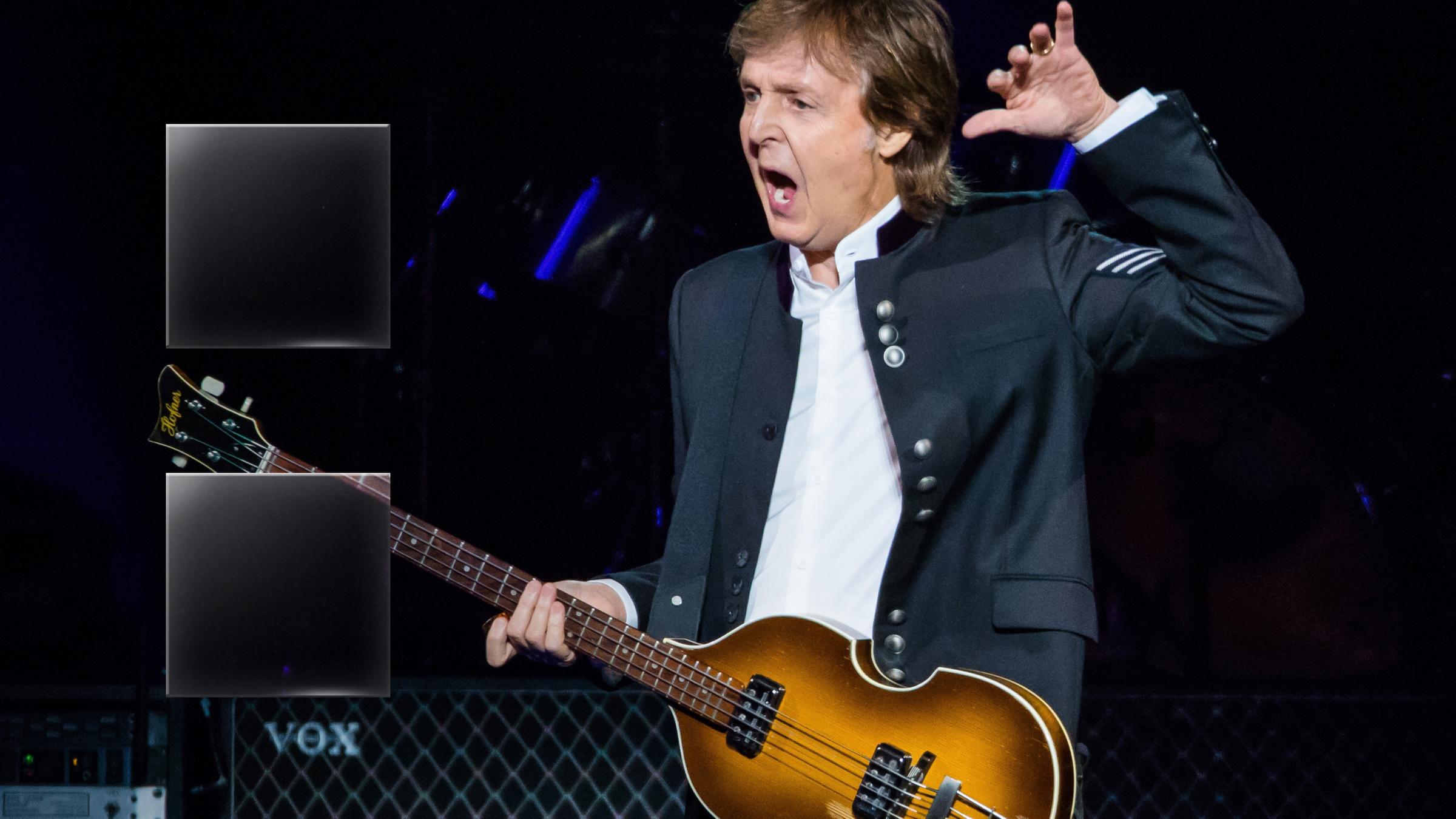 Paul McCartney steht im Vordergrund und spielt Bass. Im Hintergrund ist ein Schwarz-Weiß-Foto des jungen Paul McCartney auf schwarz-lilafarbener Projektionsfläche zu sehen.