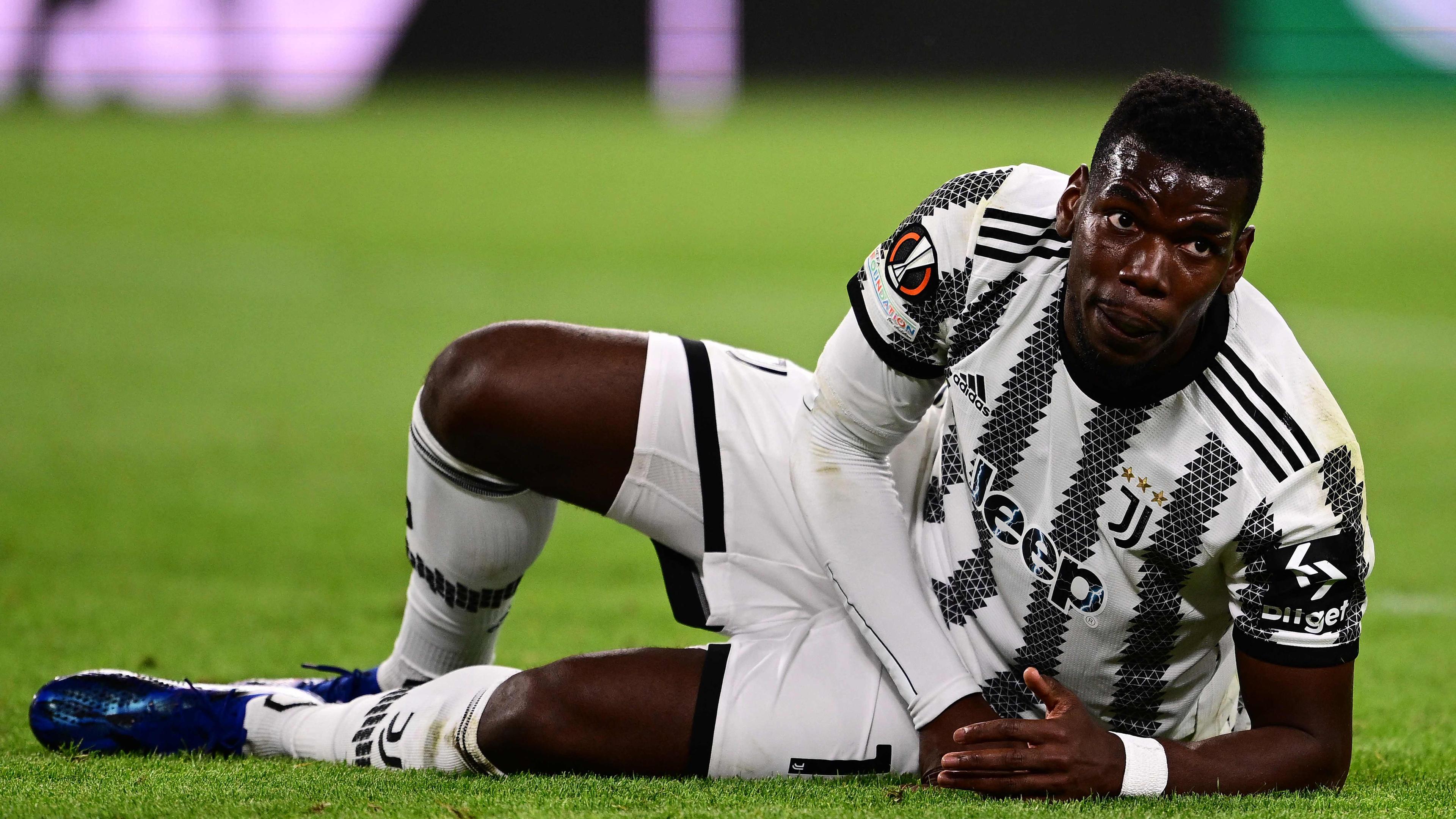 Der französische Mittelfeldspieler Paul Pogba von Juventus reagiert, nachdem er während des Halbfinal-Hinspiels der UEFA Europa League zwischen Juventus und Sevilla am 11. Mai 2023 im Juventus-Stadion in Turin angegriffen wurde.