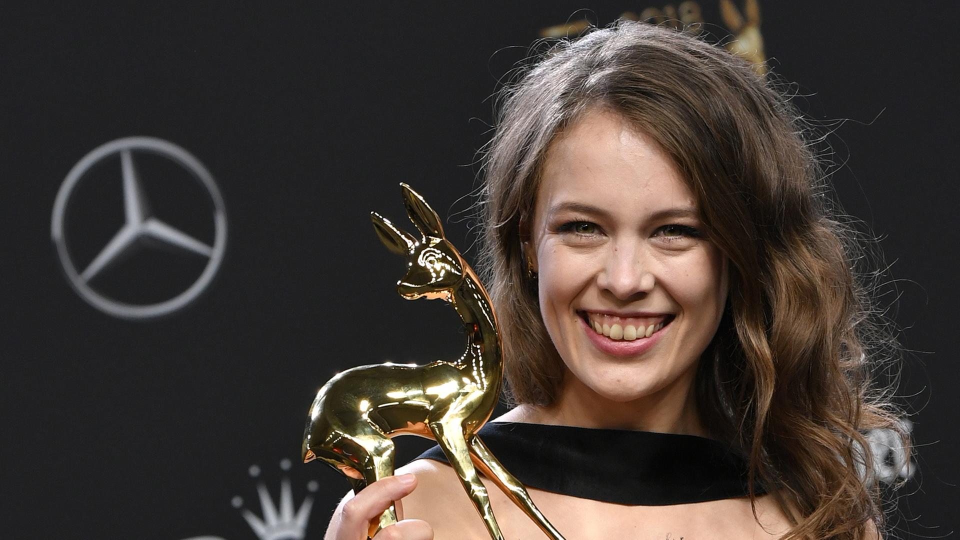 Paula Beer hält ihren Bambi in die Kamera