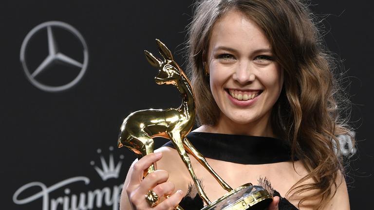 Paula Beer hält ihren Bambi in die Kamera