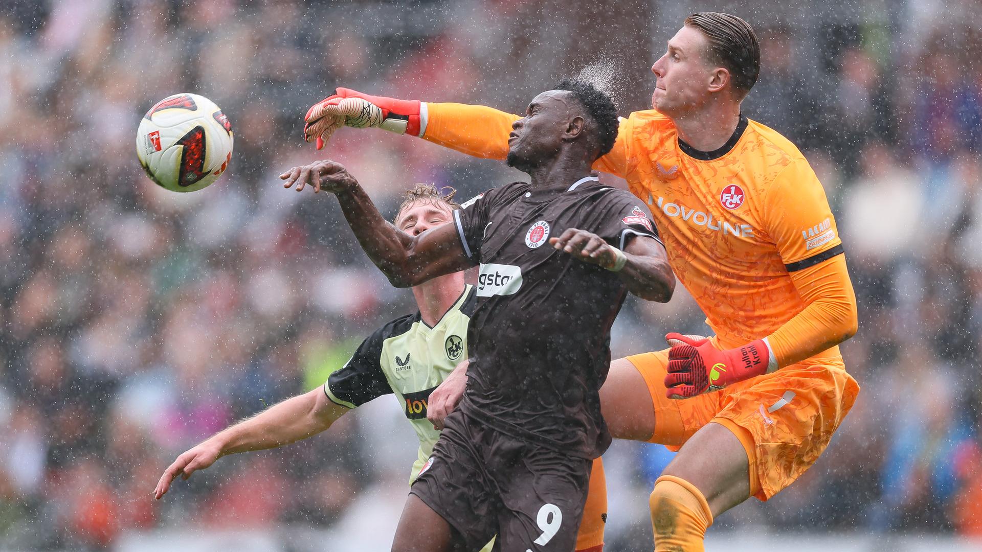 Kaiserslauterns Torwart Julian Krahl pariert den Ball vor St. Paulis Abdoulie Ceesay