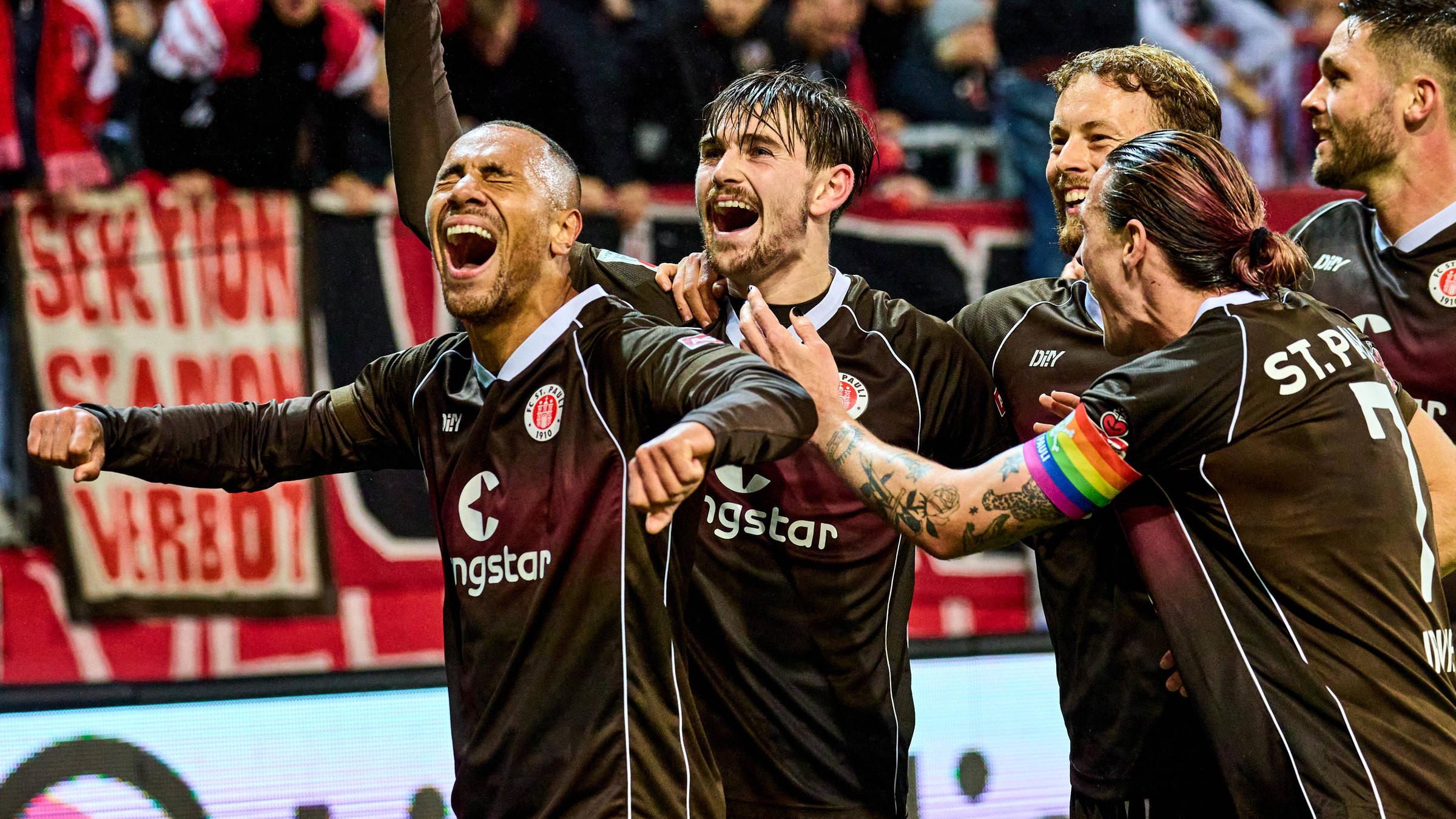 Paulis Connor Metcalfe jubelt nach seinem Treffer zum 5:1 gegen den 1. FC Nürnberg.