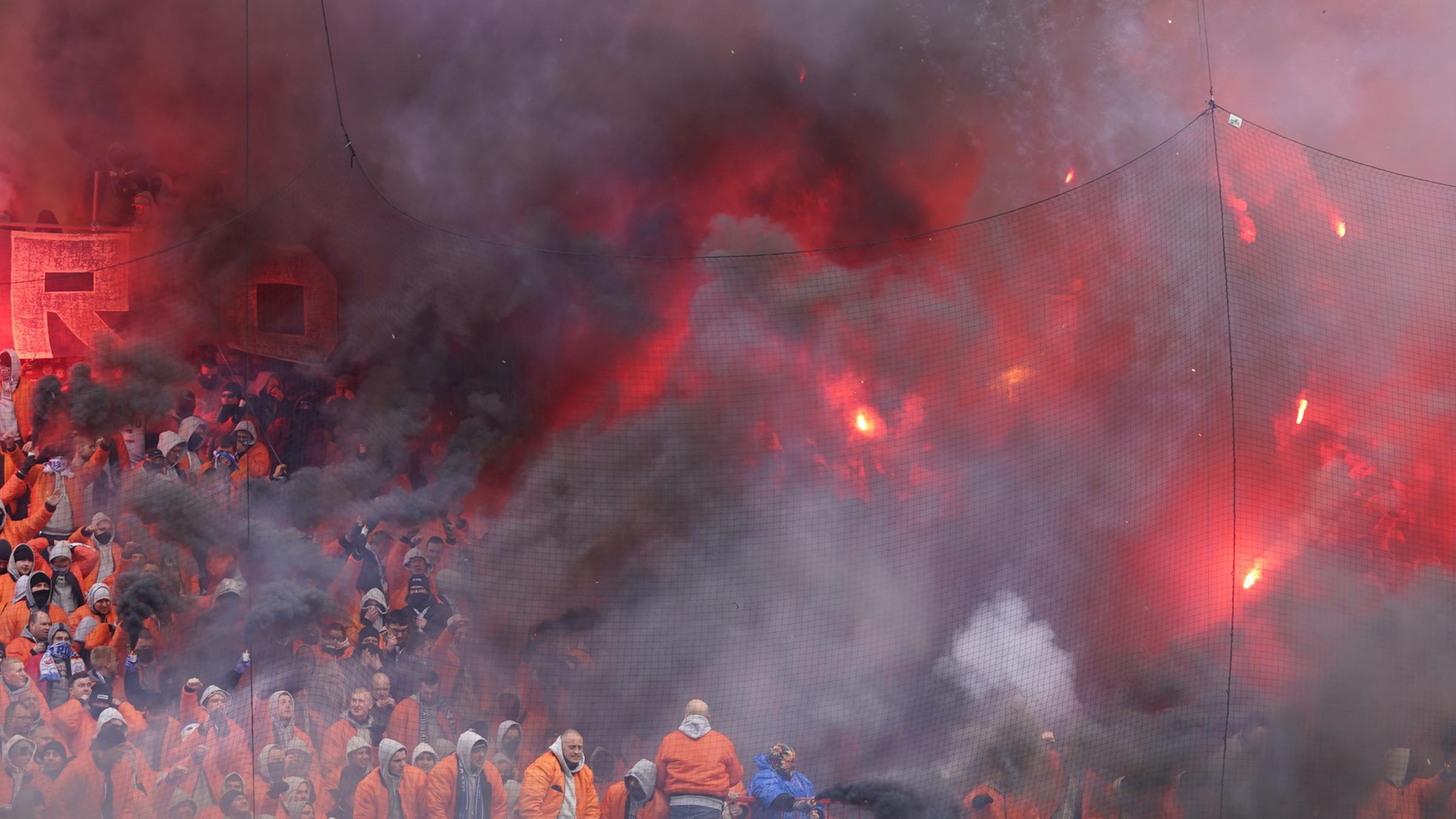 St. Pauli gegen Rostock Ausschreitungen am Millerntor ZDFheute