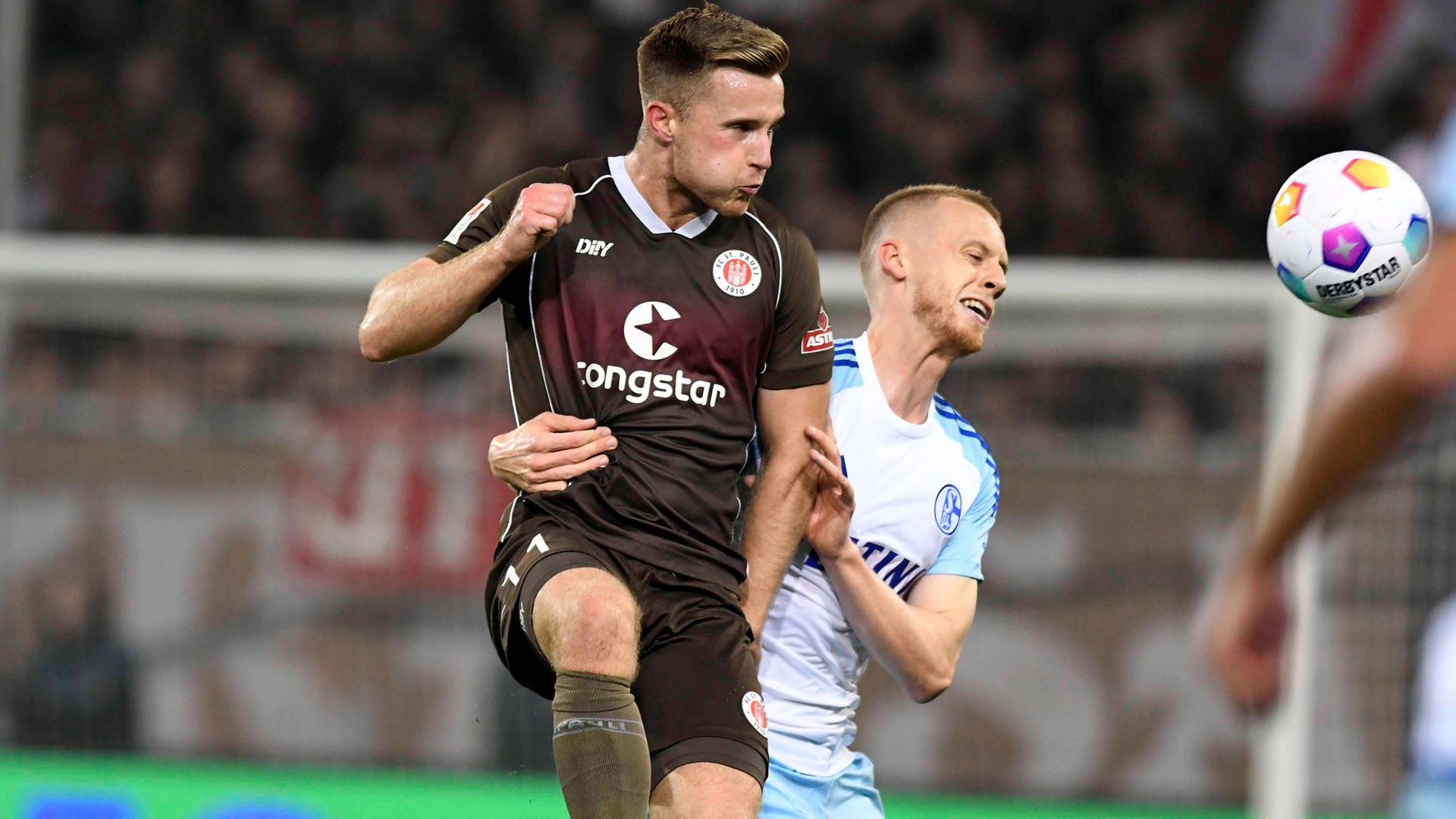 Paulis Johannes Eggstein versucht sich beim Spiel am 23.09.2023 gegen Schalkes Timo Baumgartl durchzusetzen.