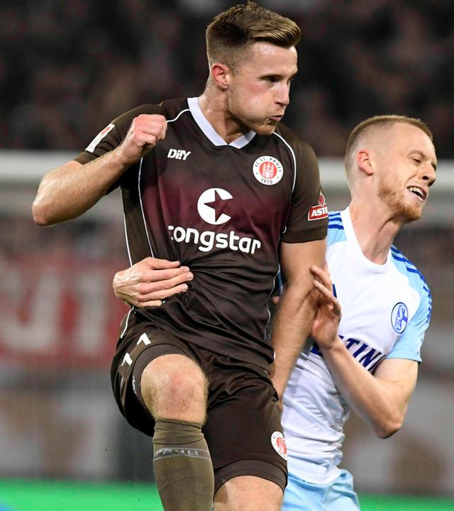 Paulis Johannes Eggstein versucht sich beim Spiel am 23.09.2023 gegen Schalkes Timo Baumgartl durchzusetzen.