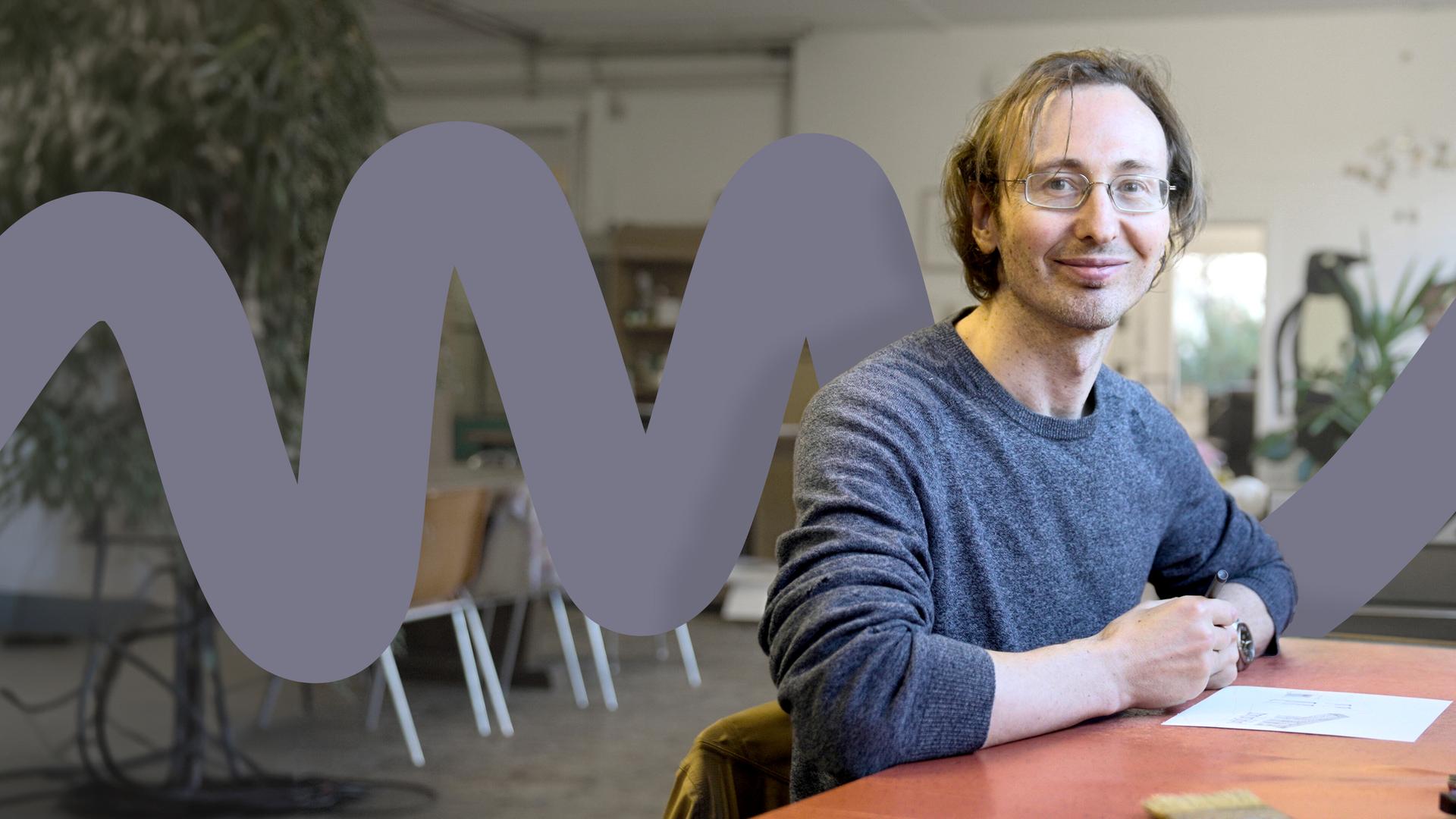 Paul Wander und seine Kunst. An diesem Schreibtisch entstehen seine Cut Out Werke.