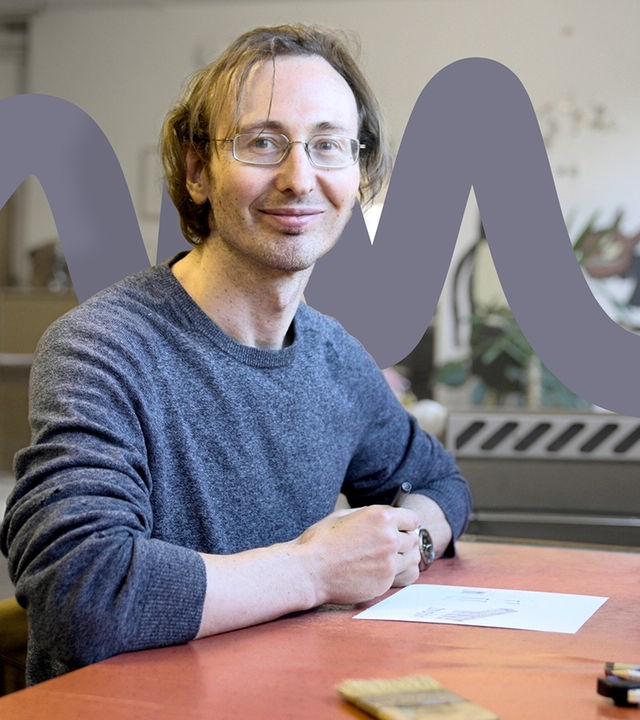 Paul Wander und seine Kunst. An diesem Schreibtisch entstehen seine Cut Out Werke.