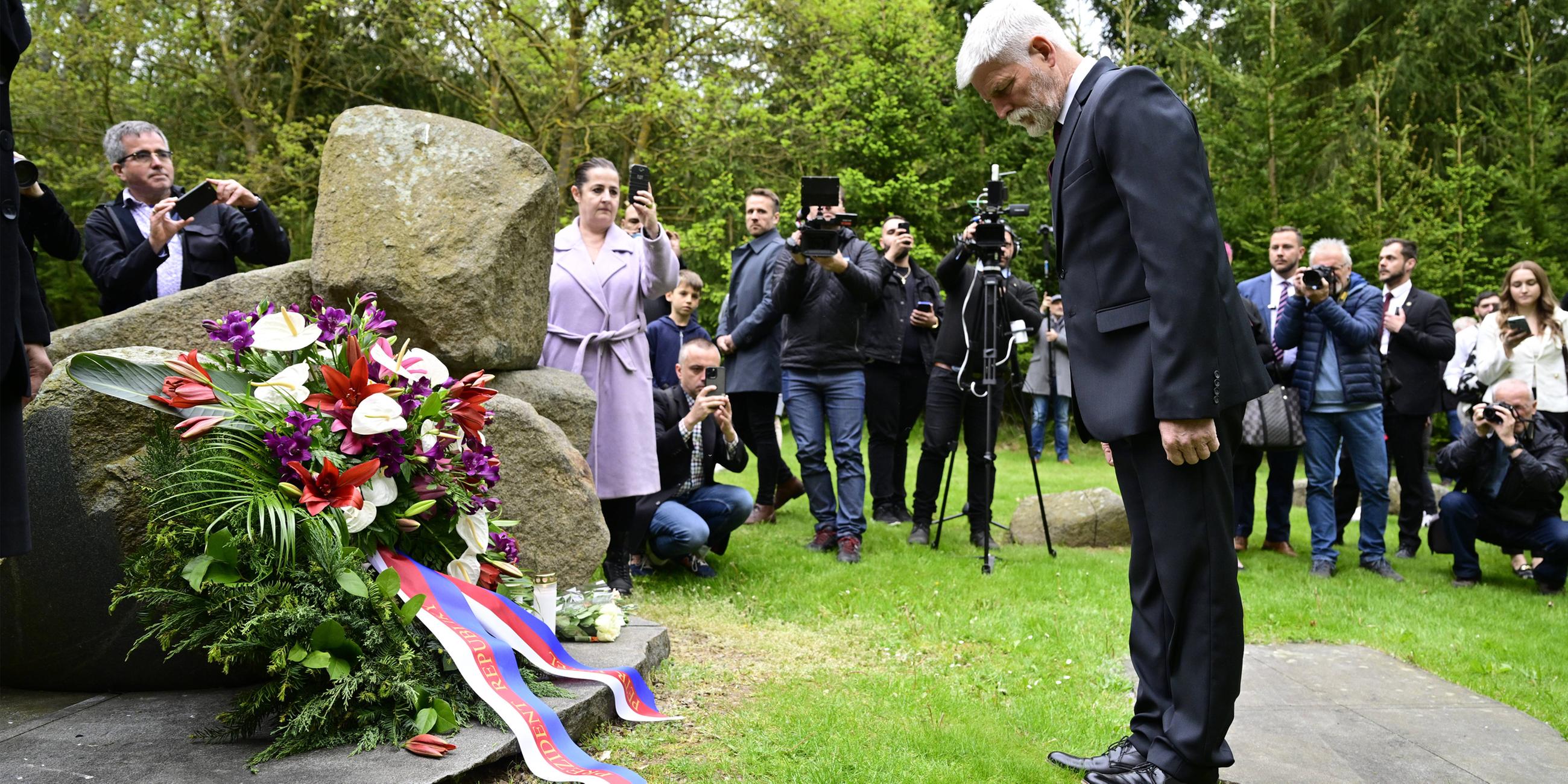Der tschechische Präsident Petr Pavel legte während des Treffens zum Gedenken an die Opfer des Nazi-Internierungslagers für Roma einen Kranz am Lety-Denkmal nieder