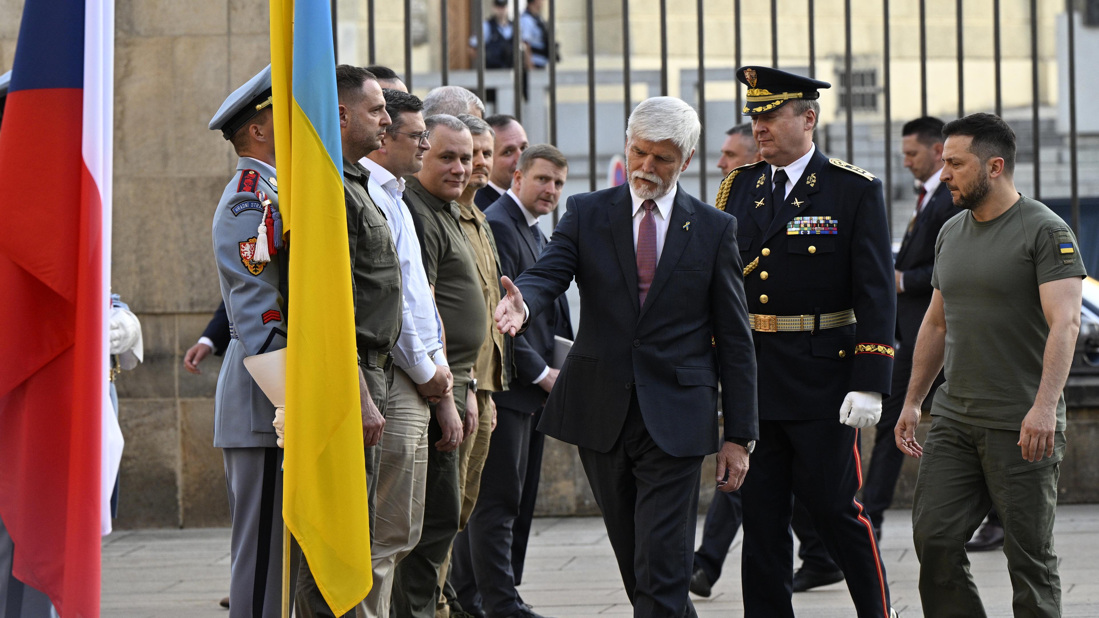 Petr Pavel (l), Präsident der Tschechischen Republik, begrüßt seinen ukrainischen Amtskollegen Wolodymyr Selenskyj auf der Prager Burg.
