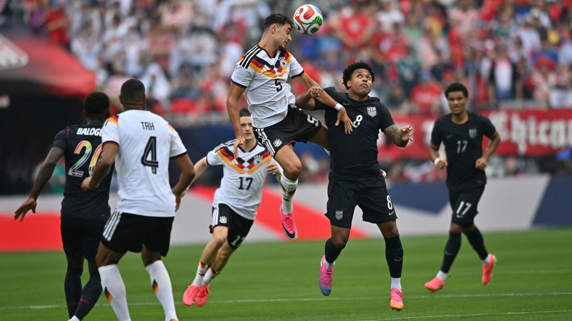 Im WM-Vorbereitungsspiel gegen die USA setzt sich der deutsche Nationalspieler Aleksandar Pavlovic im Zweikampf gegen seinen Gegenspieler Weston McKennie durch