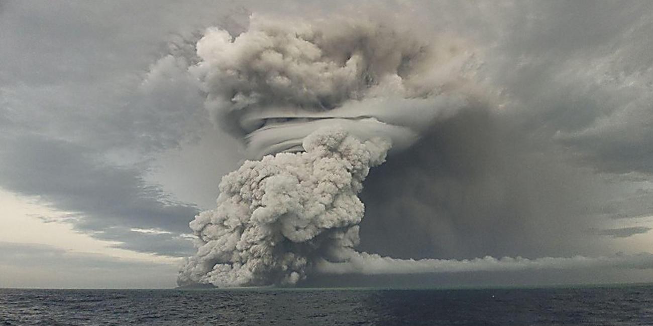 Eine Aschewolke steigt über dem Vulkan Hunga Ha'apai auf. Tonga, Hunga Ha'apai. 