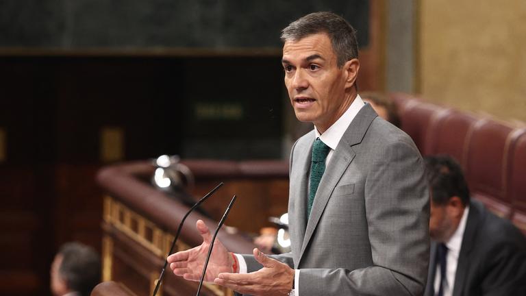 Pedro Sánchez hält eine Rede vor der Plenarsitzung des Abgeordnetenhauses in Madrid.