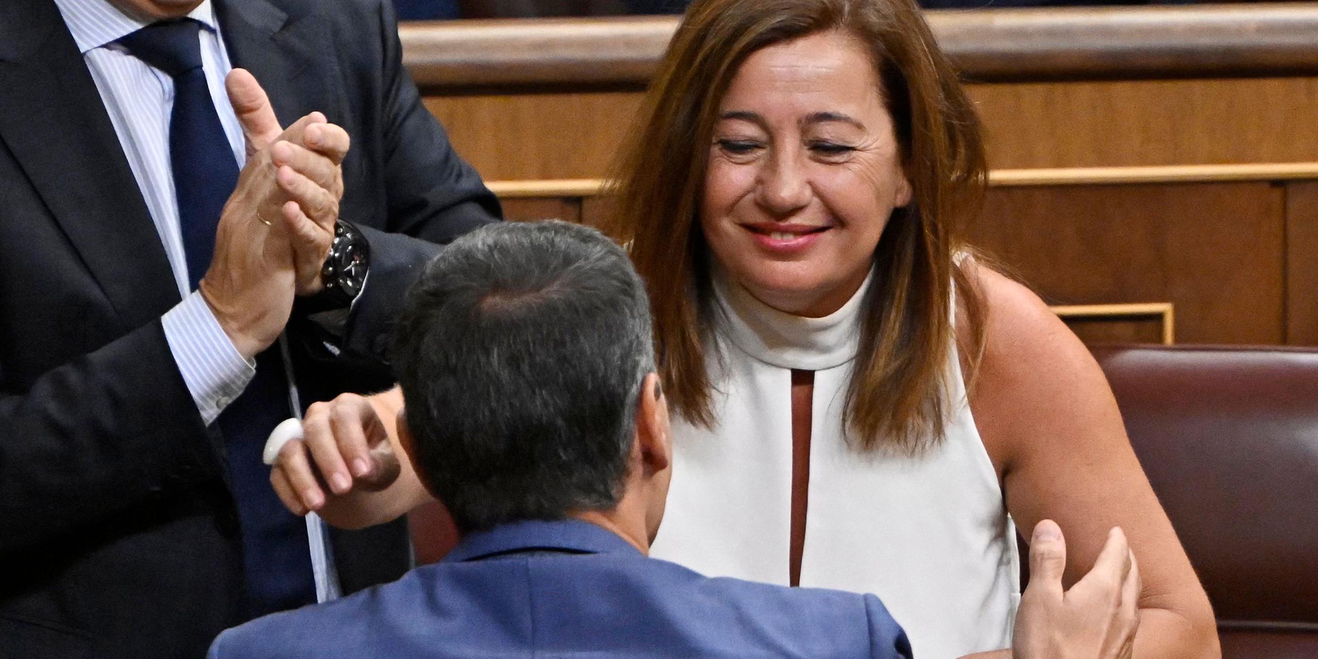 Francina Armengol umarmt Premierminister Pedro Sanchez, nachdem er auf dem Abgeordnetenkongress in Madrid am 17.08.2023 zum neuen Sprecher gewählt wurde.