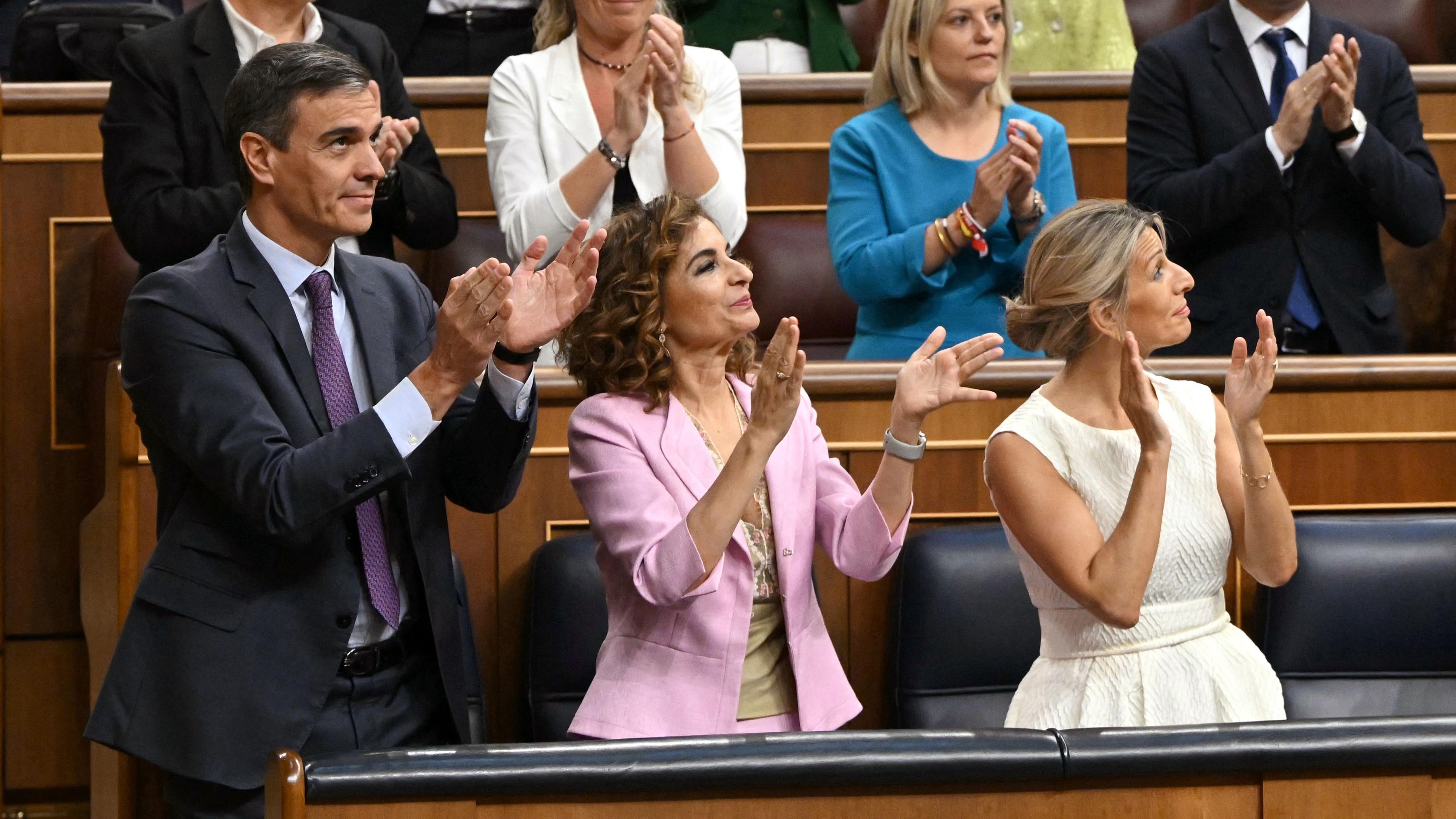 Spaniens Premierminister Pedro Sanchez, Haushaltsministerin Maria Jesus Montero und Ministerin für Arbeit und Sozialwirtschaft Yolanda Diaz