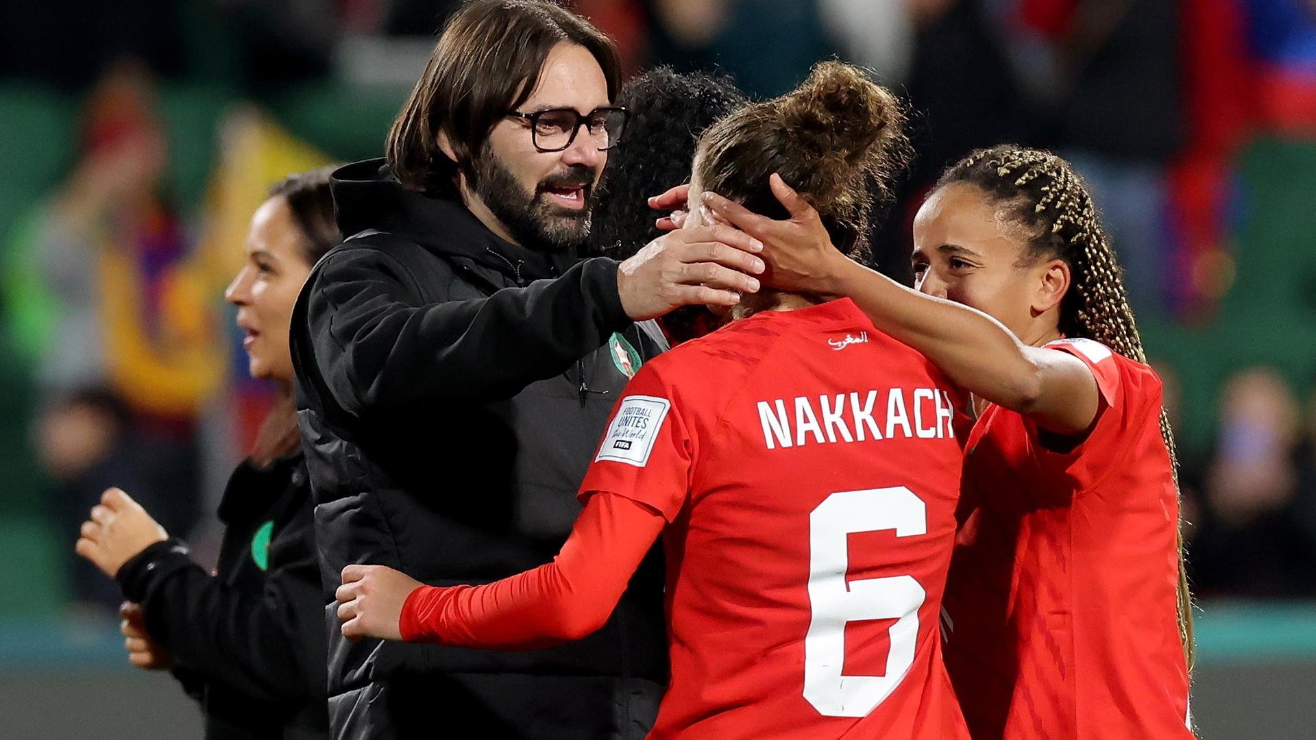 Reynald Pedros, Trainer der marokkanischen Frauen-Fußballnationalmannschaft, beglückwünscht Spielerin Elodie Nakkach nach dem Sieg bei der WM 2023 gegen Kolumbien.