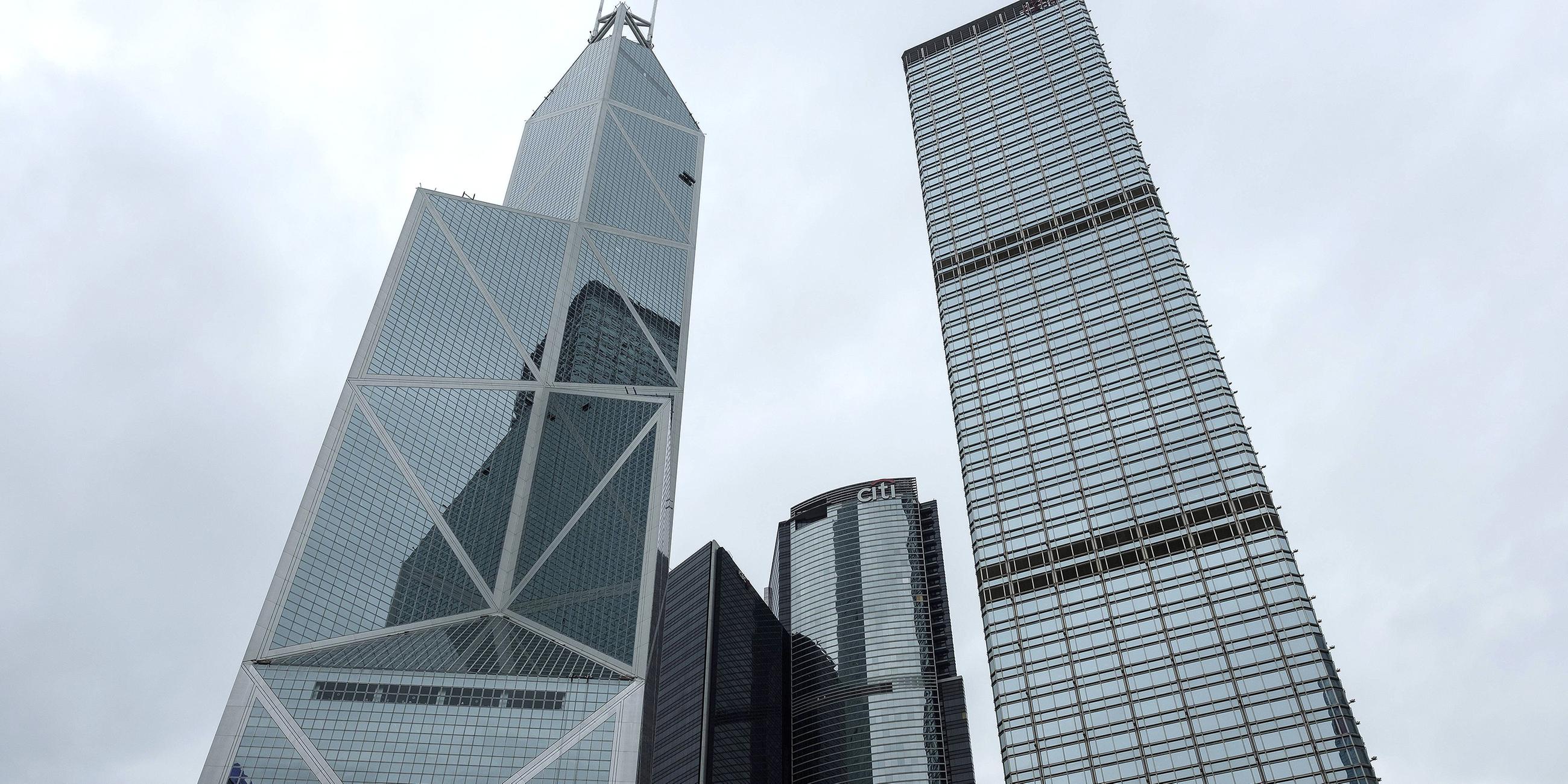 Links: Turm der Bank of China in Hong Kong