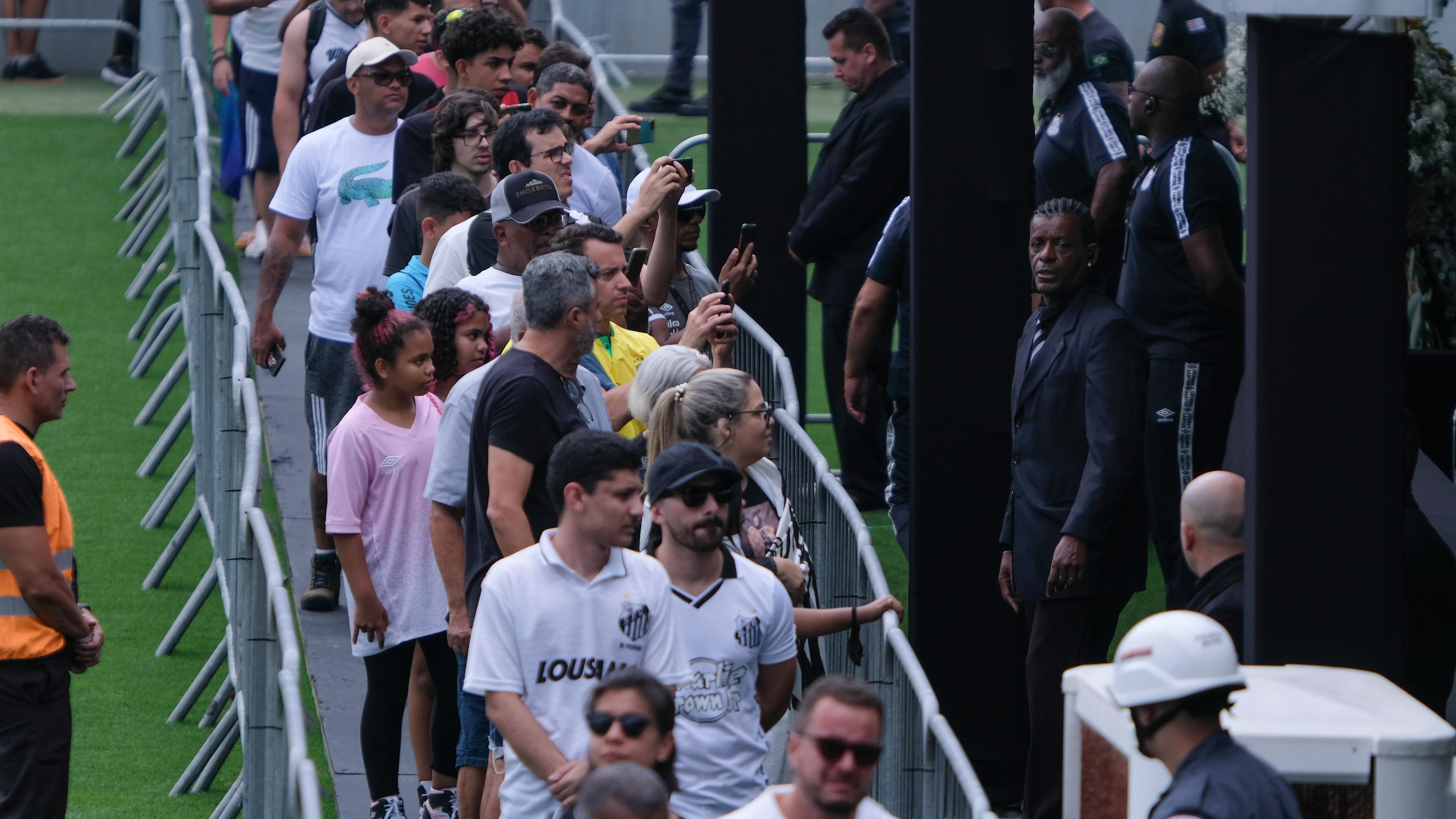 Brasilien, Santos: Menschen stehen Schlange, um Pelé im Vila Belmiro-Stadion zu verabschieden. 