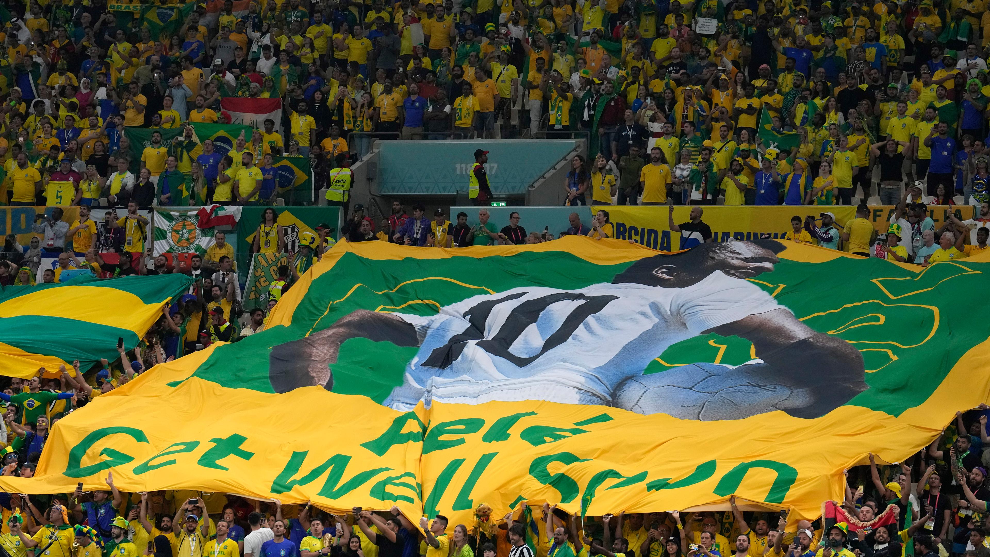 Brasilien-Fans halten während der WM ein Banner, auf dem "Get Well Soon" steht, für den ehemaligen Fußballspieler Pelé hoch.