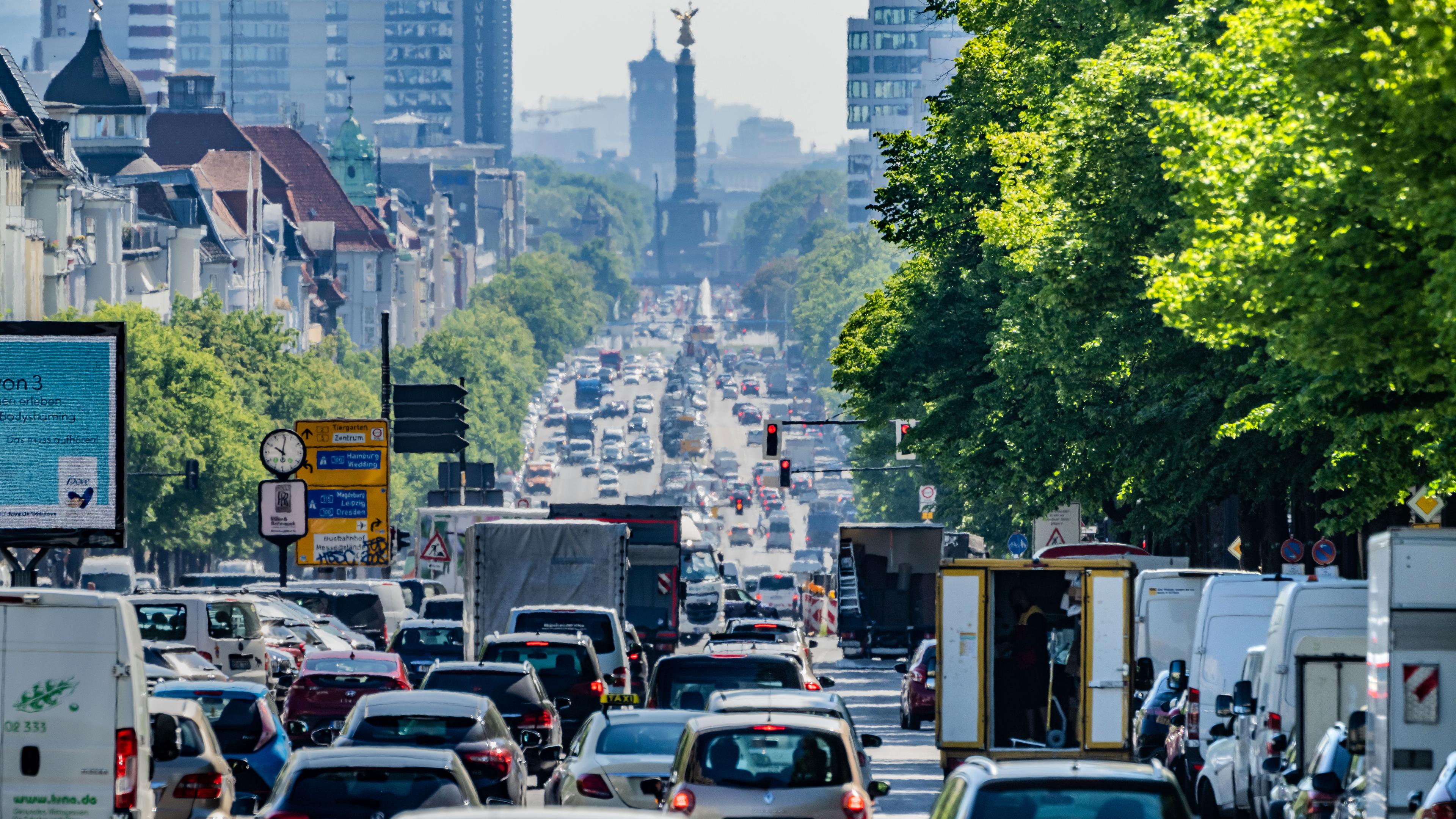 Autos, Lastwagen und Lieferfahrzeuge fahren auf dem Kaiserdamm in der Hauptstadt Berlin stadteinwärts, aufgenommen am 1.05.2021