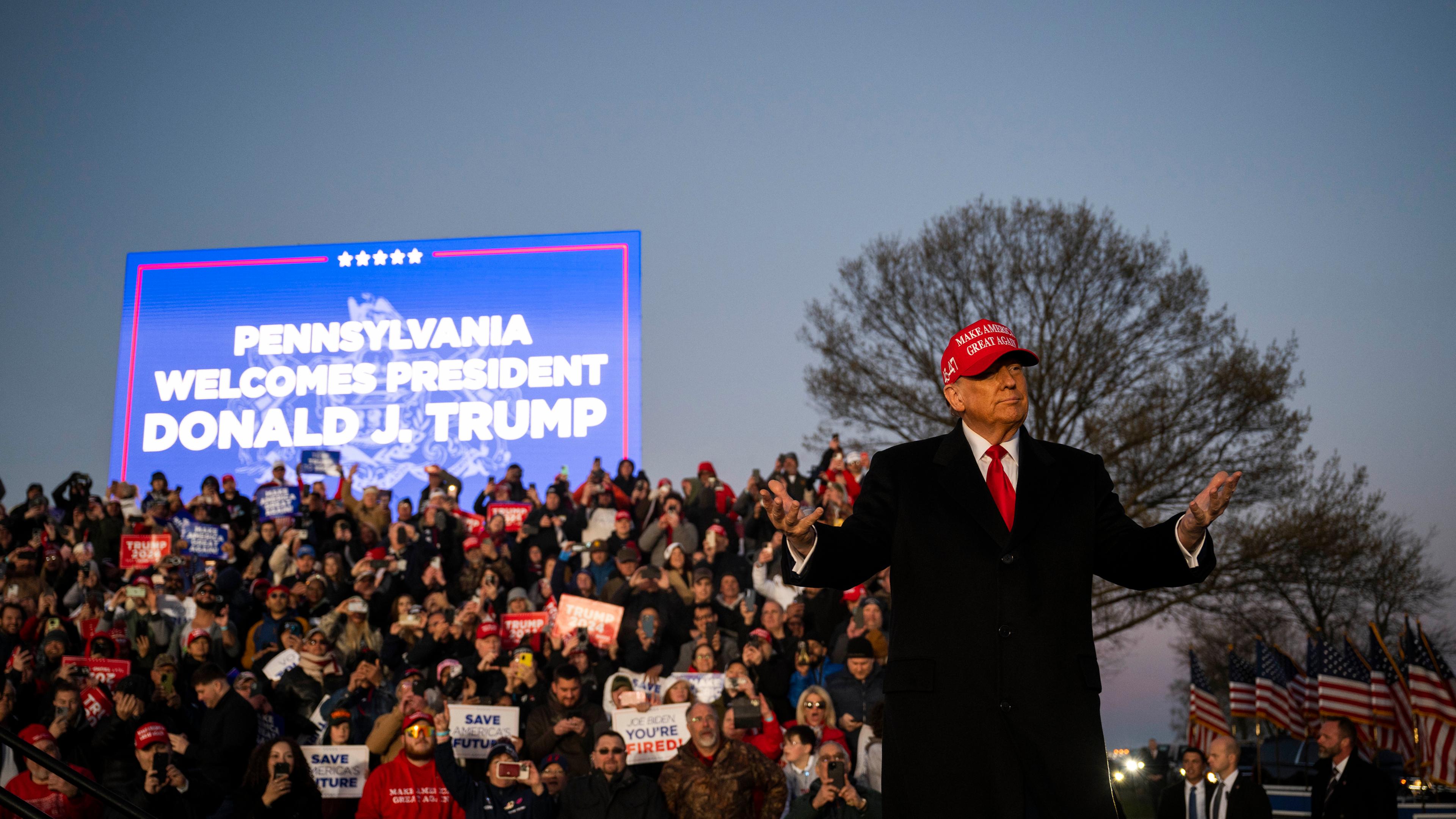 Donald Trump tritt bei einer Wahlkampfveranstaltung in Schnecksville, Pennsylvania, auf.