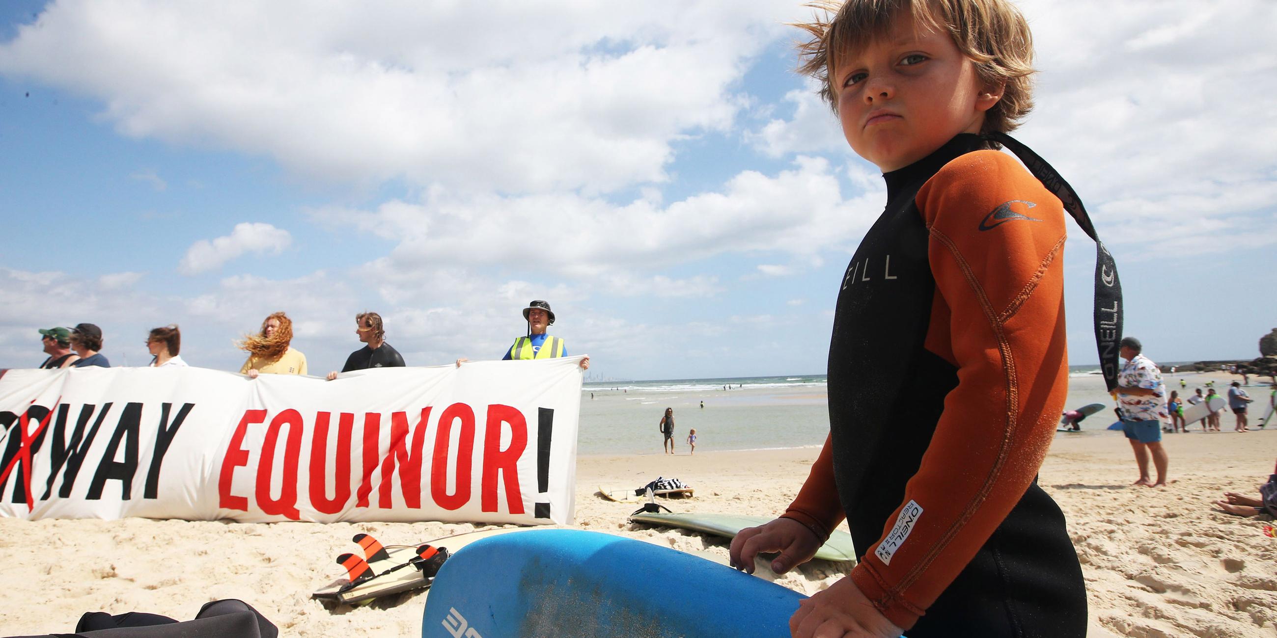 Umweltaktion am Bondi Beach - Aktivisten mit Banner